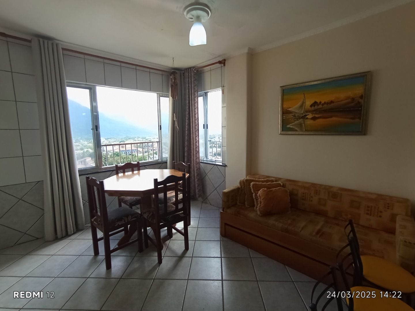 Apartamento no Balneário Stella Maris, em Peruíbe, com vista para o mar, 65 m², cozinha americana e localização privilegiada.