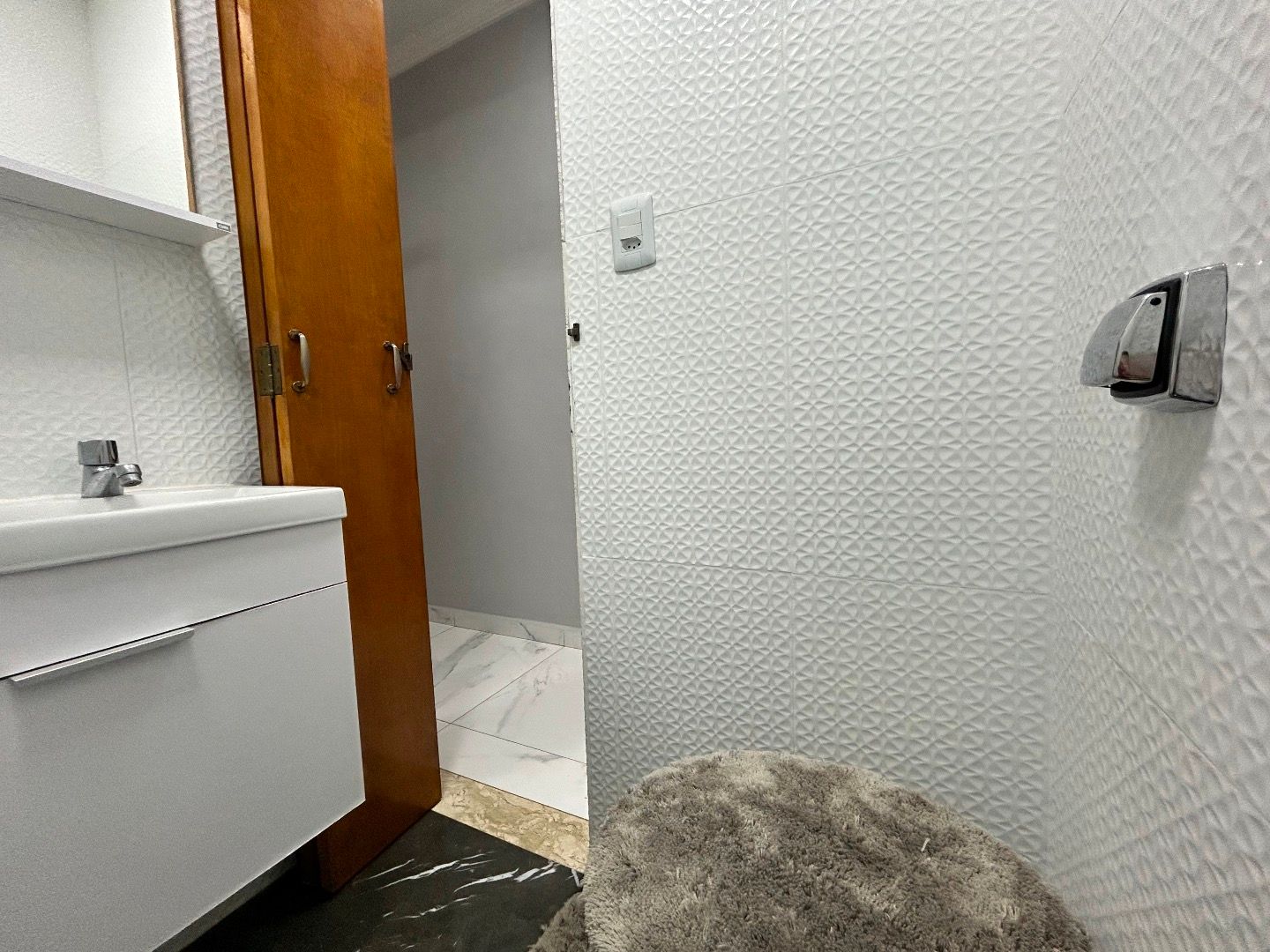 Apartamento no Centro de Peruíbe, com 129 m², 3 dormitórios, 2 suítes, ambientes integrados e vista para o mar.