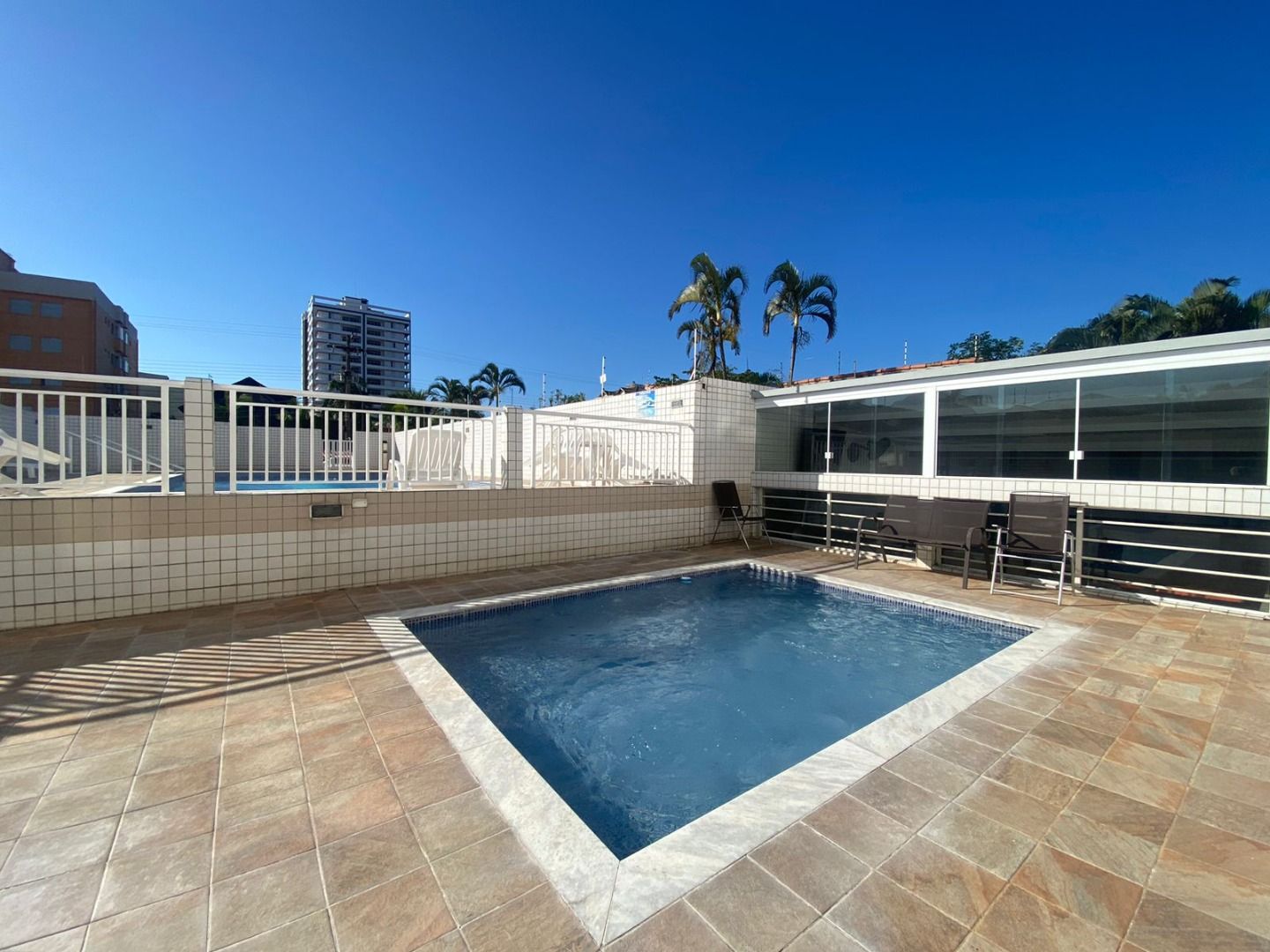 Apartamento no Centro de Peruíbe com 144 m², 3 dormitórios, varanda gourmet com vista para o mar e alto padrão.