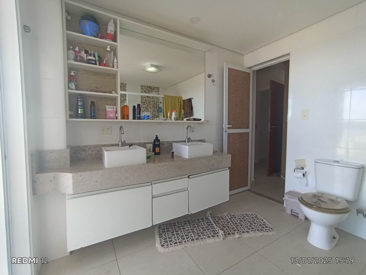 Apartamento duplex no Centro de Peruíbe com 280 m², 4 suítes, varanda gourmet, ofurô e vista permanente para o mar.