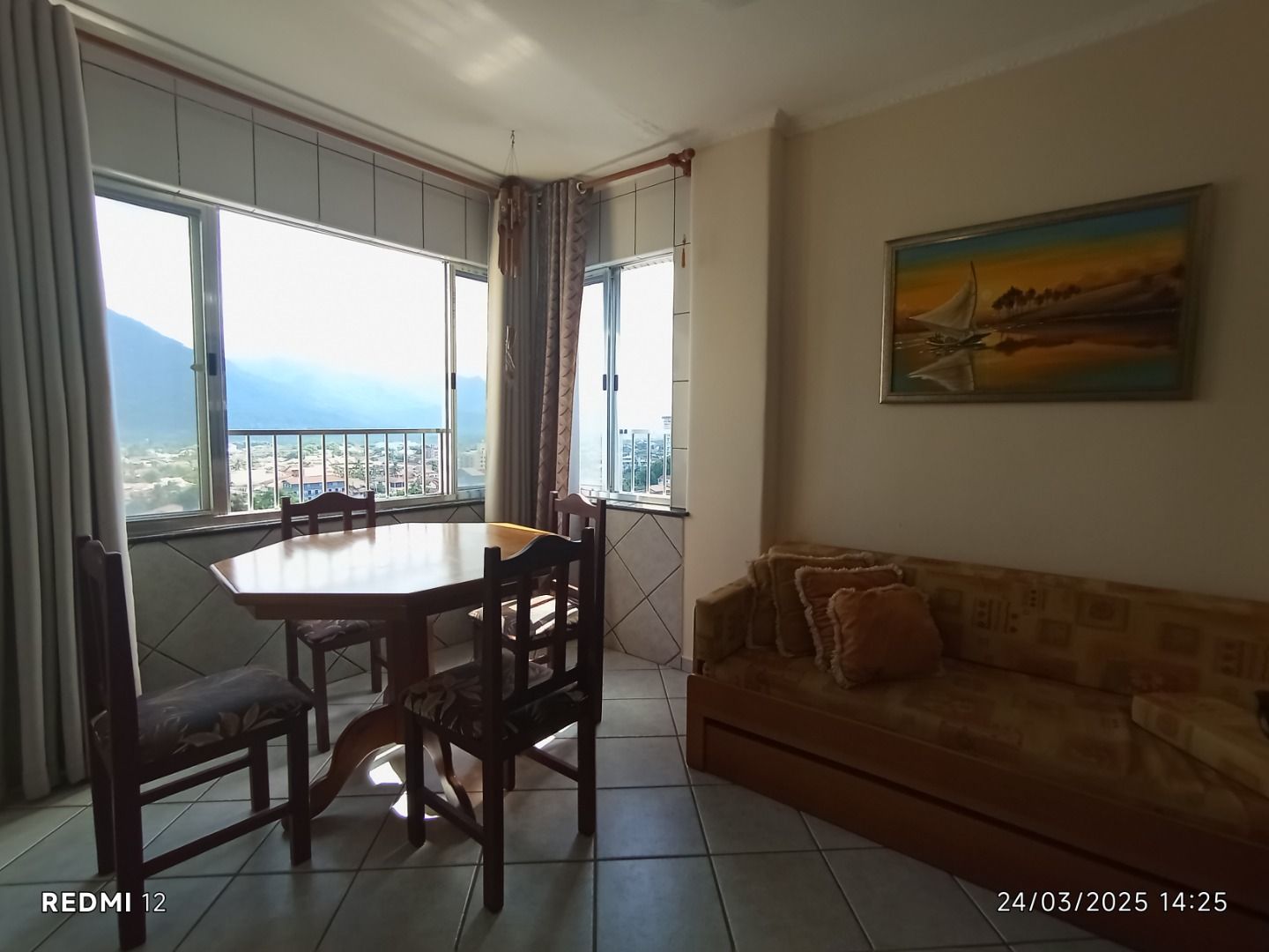 Apartamento no Balneário Stella Maris, em Peruíbe, com vista para o mar, 65 m², cozinha americana e localização privilegiada.