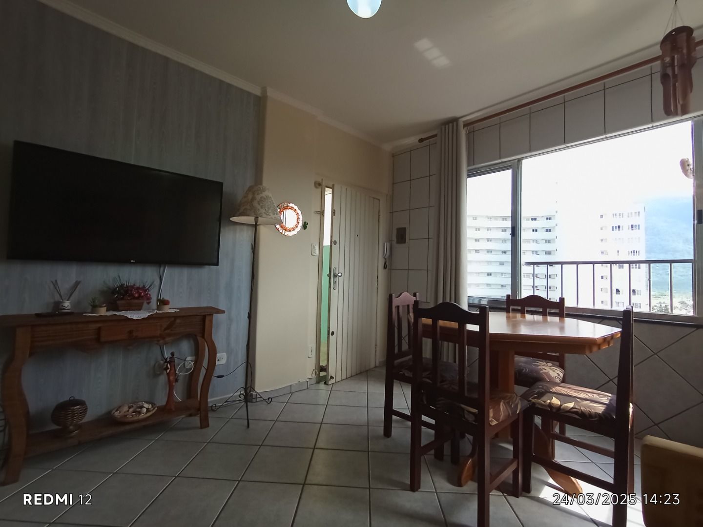 Apartamento no Balneário Stella Maris, em Peruíbe, com vista para o mar, 65 m², cozinha americana e localização privilegiada.