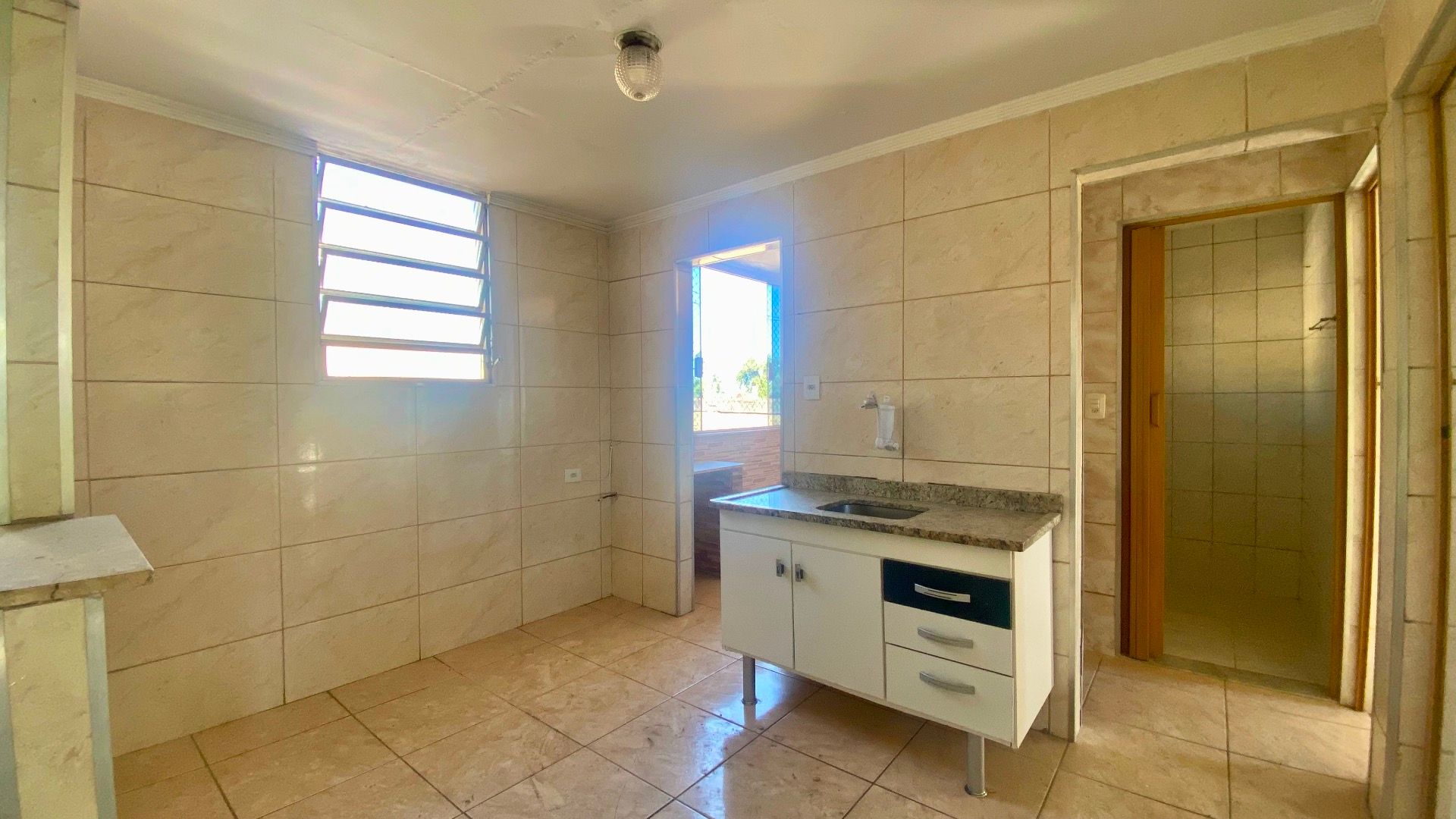 partamento no Condomínio Edifício Tabajara II com 52 m², 2 dormitórios, sala bem iluminada, vaga fixa e localização estratégica em São Paulo.