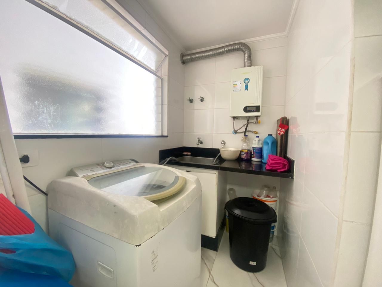 Apartamento no Centro de Peruíbe com 144 m², 3 dormitórios, varanda gourmet com vista para o mar e alto padrão.