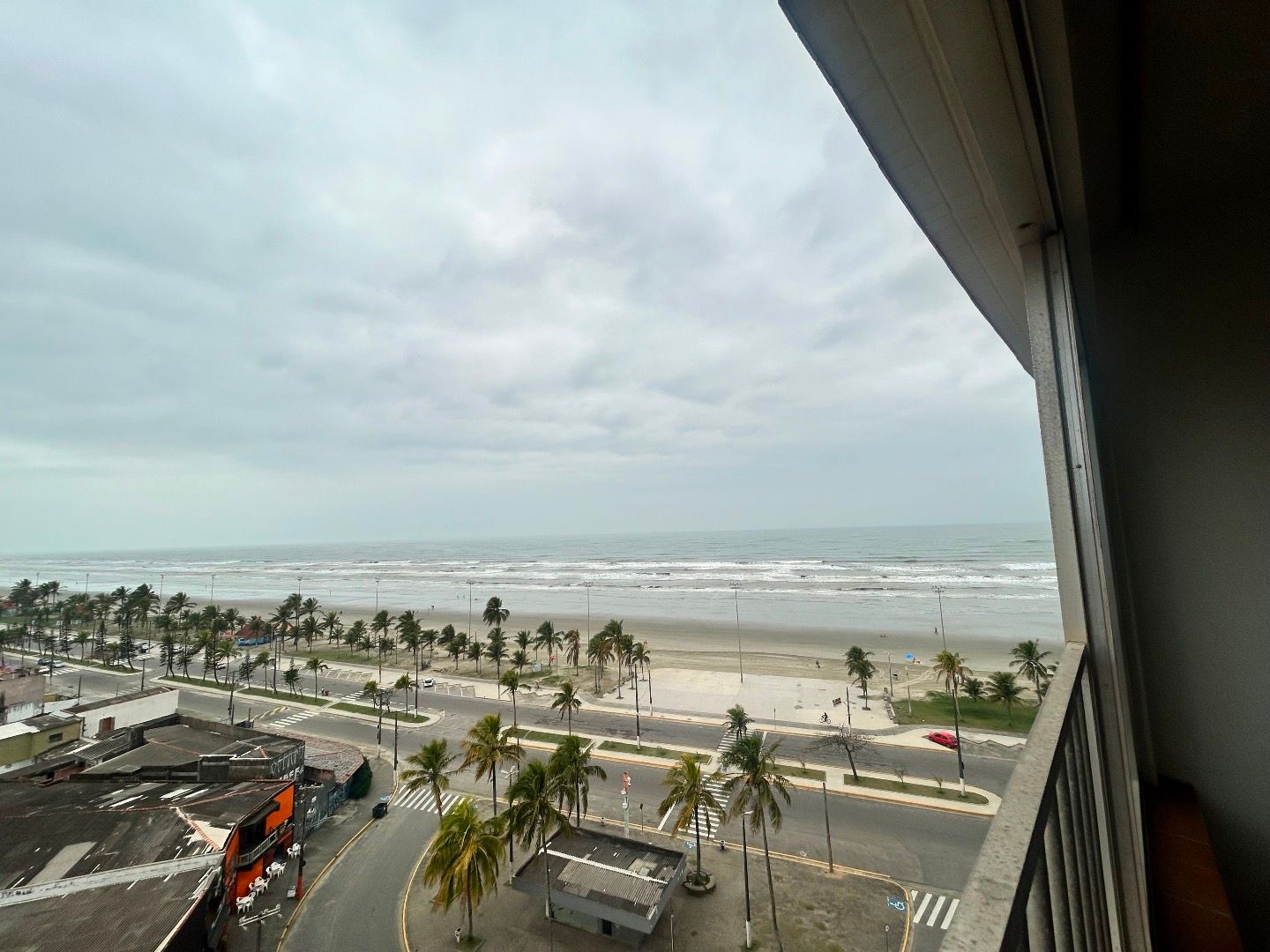 Apartamento no Centro de Peruíbe, com 43 m², 1 dormitório, varanda com vista para o mar e portaria 24 horas.