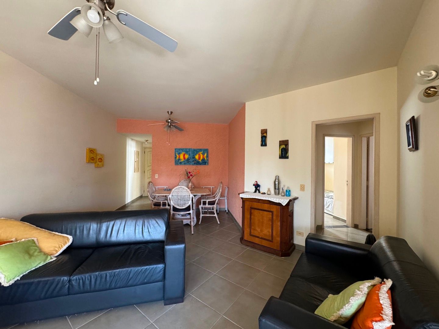 Cobertura no Balneário São João Batista, em Peruíbe, com 3 dormitórios, piscina privativa, sacada com vista para o mar e duas vagas de garagem.