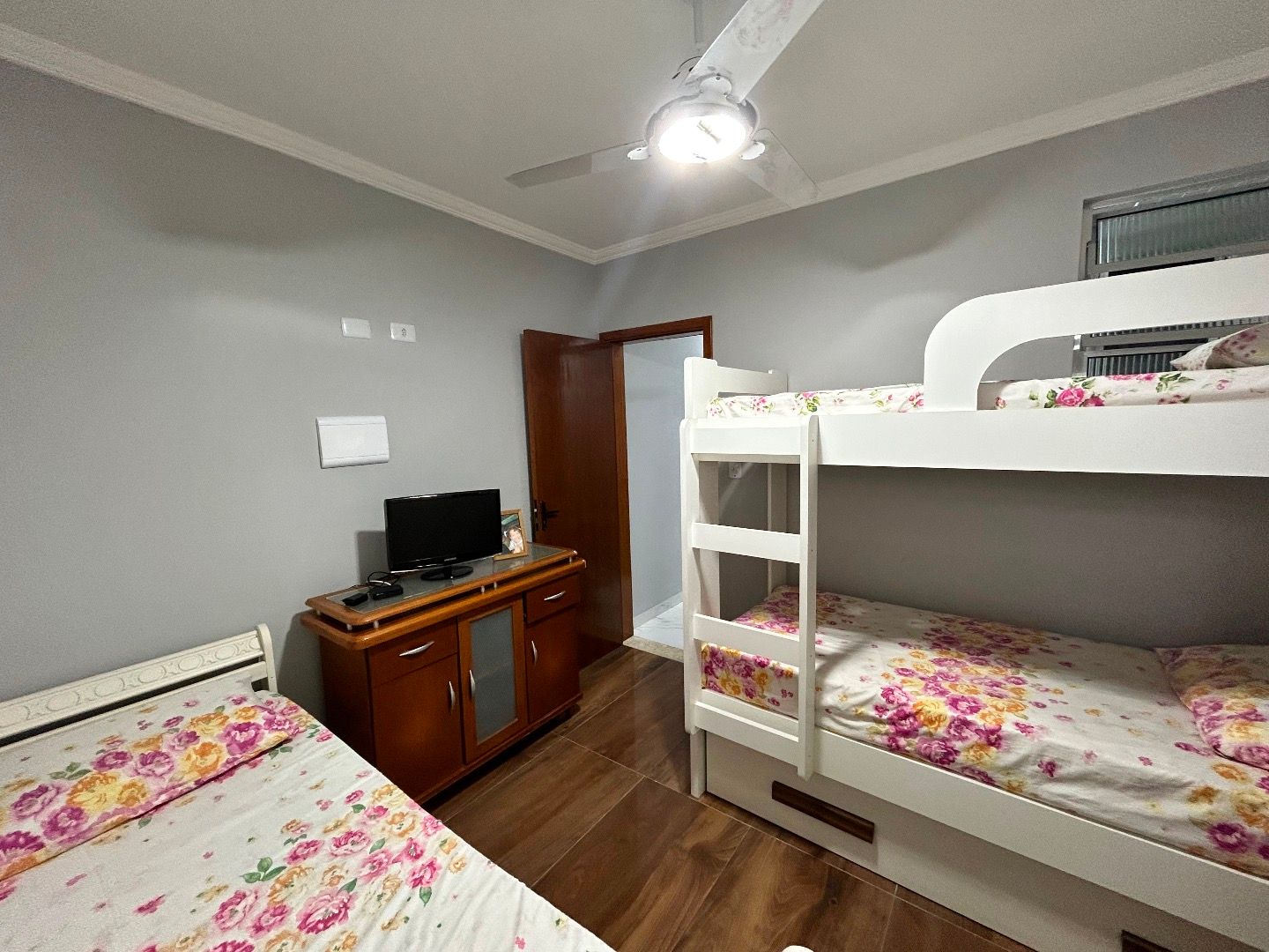 Apartamento no Centro de Peruíbe, com 129 m², 3 dormitórios, 2 suítes, ambientes integrados e vista para o mar.