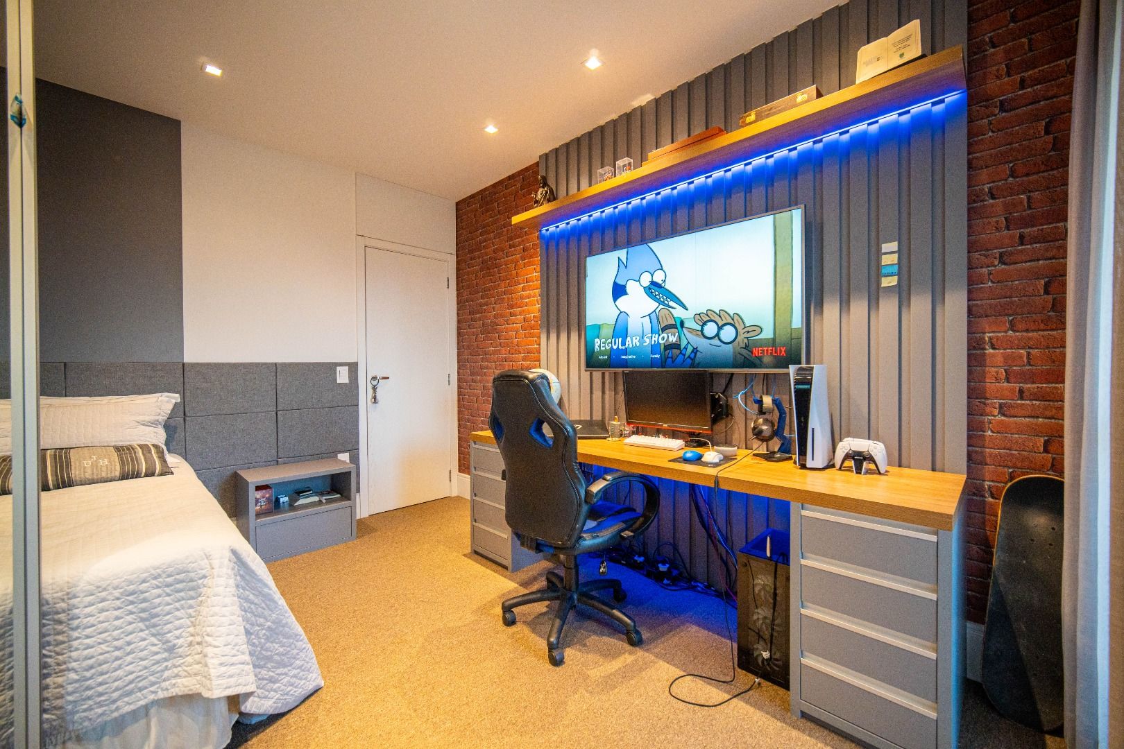 Apartamento em Alphaville Centro de Apoio I, Barueri, com 336 m², 5 suítes, piscina privativa, espaço gourmet, mobiliado e vista para o lago.