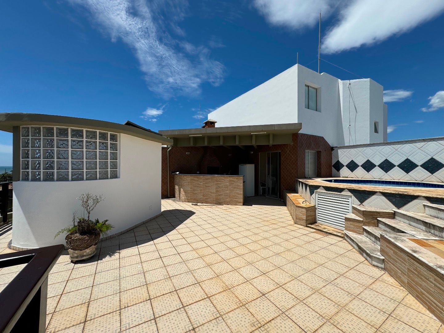Cobertura no Balneário São João Batista, em Peruíbe, com 3 dormitórios, piscina privativa, sacada com vista para o mar e duas vagas de garagem.