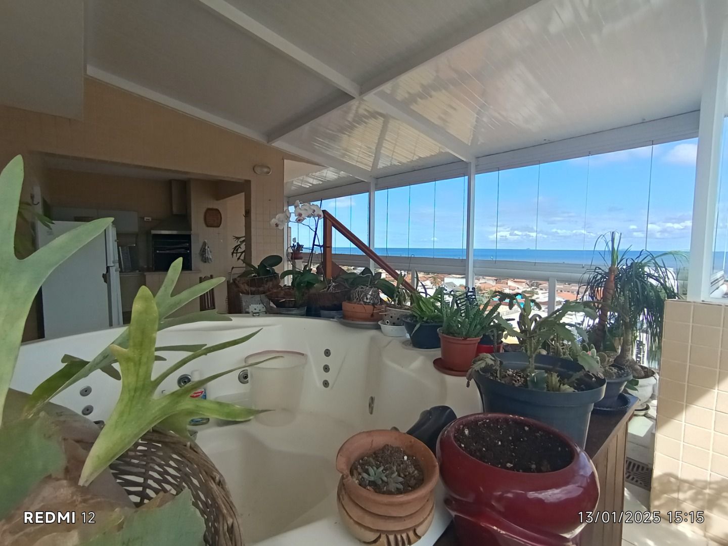 Apartamento duplex no Centro de Peruíbe com 280 m², 4 suítes, varanda gourmet, ofurô e vista permanente para o mar.