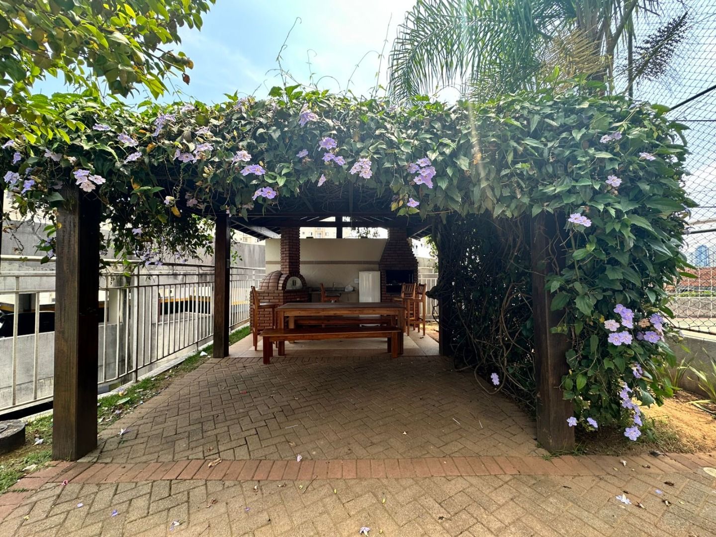 Apartamento no Condomínio Alphaview, em Barueri, com 83 m², suíte, sala ampliada, churrasqueira elétrica e 2 vagas.