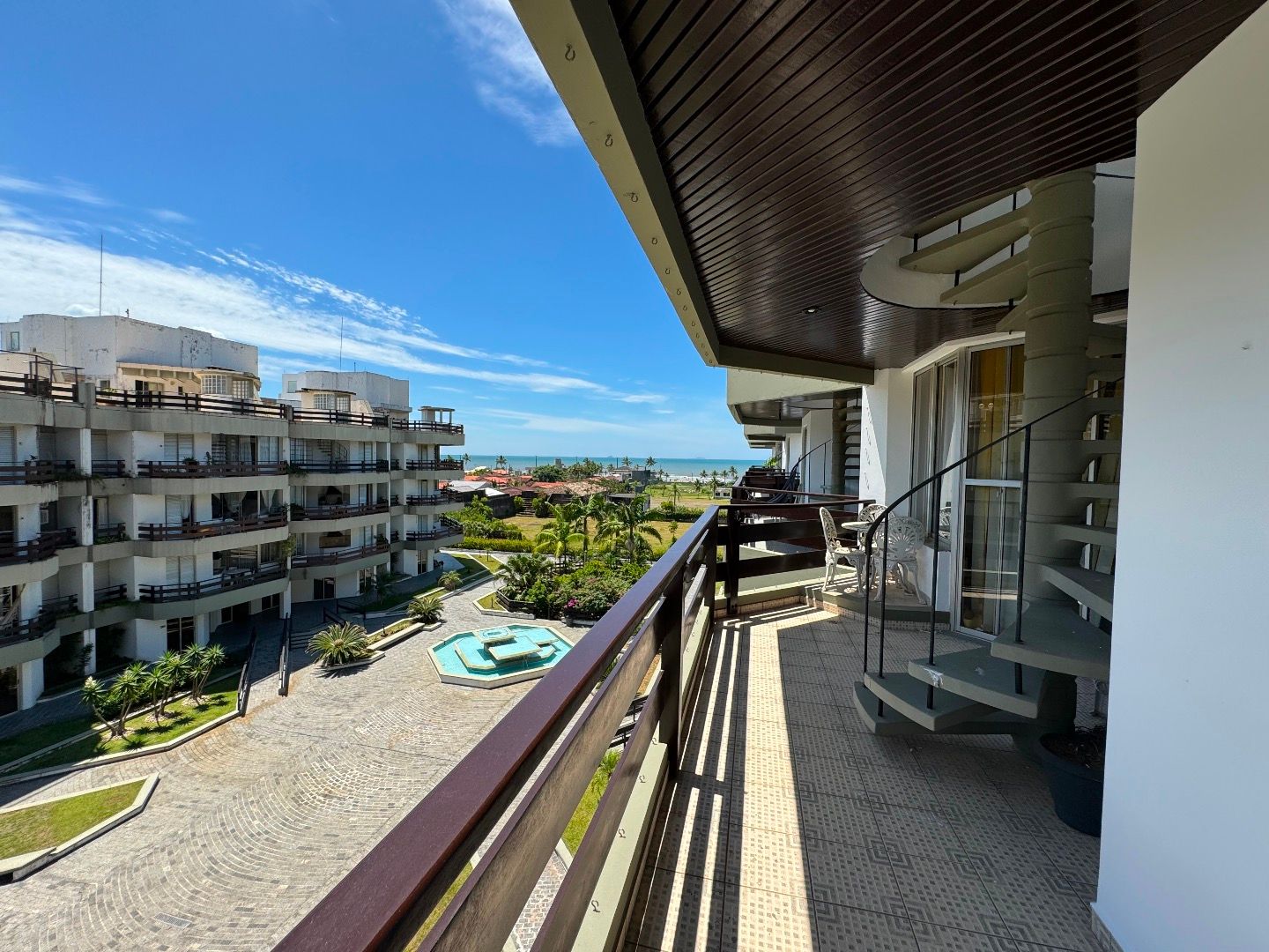 Cobertura no Balneário São João Batista, em Peruíbe, com 3 dormitórios, piscina privativa, sacada com vista para o mar e duas vagas de garagem.