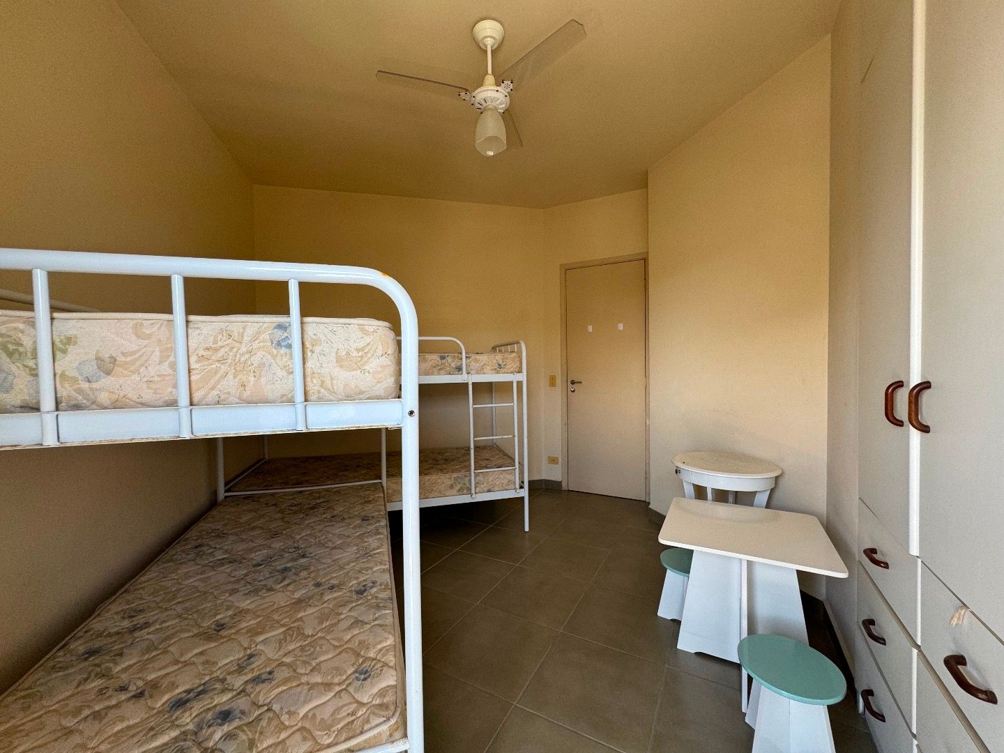 Cobertura no Balneário São João Batista, em Peruíbe, com 3 dormitórios, piscina privativa, sacada com vista para o mar e duas vagas de garagem.