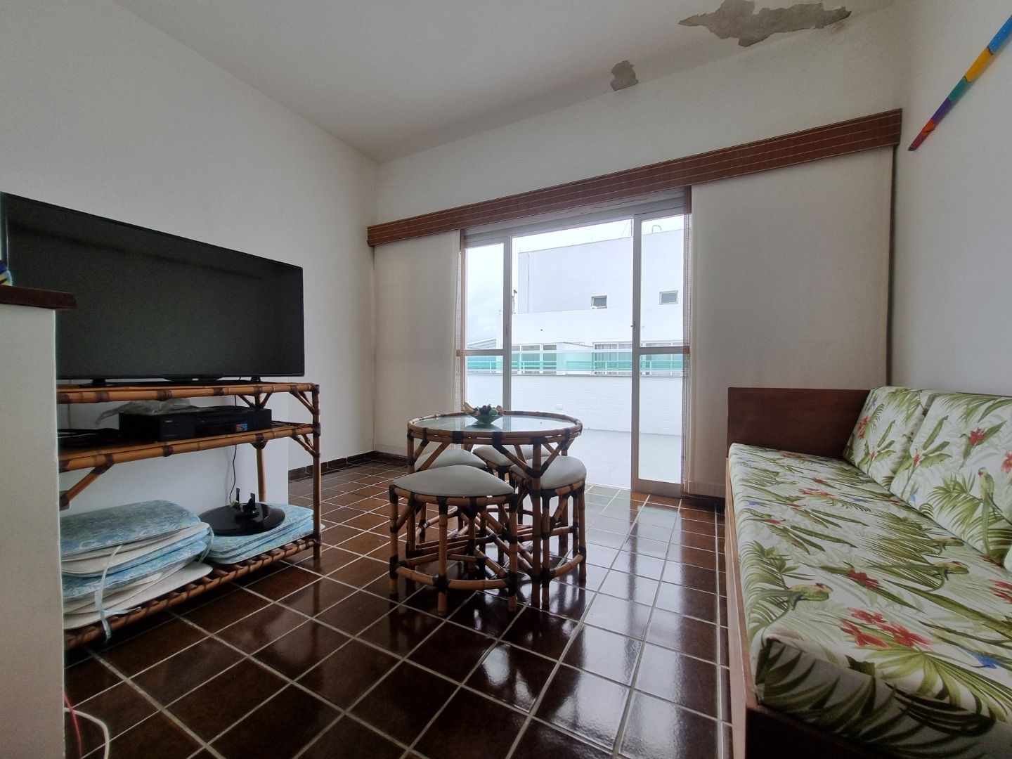 Cobertura na Estância Balneária Belmira Nova em Peruíbe com vista para o mar, sacada ampla, três dormitórios e localização a 200 metros da praia.