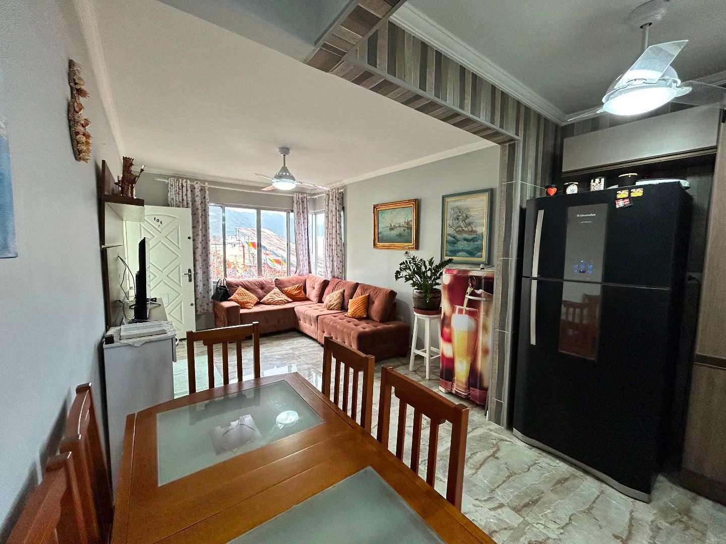 Apartamento no Centro de Peruíbe, com 129 m², 3 dormitórios, 2 suítes, ambientes integrados e vista para o mar.