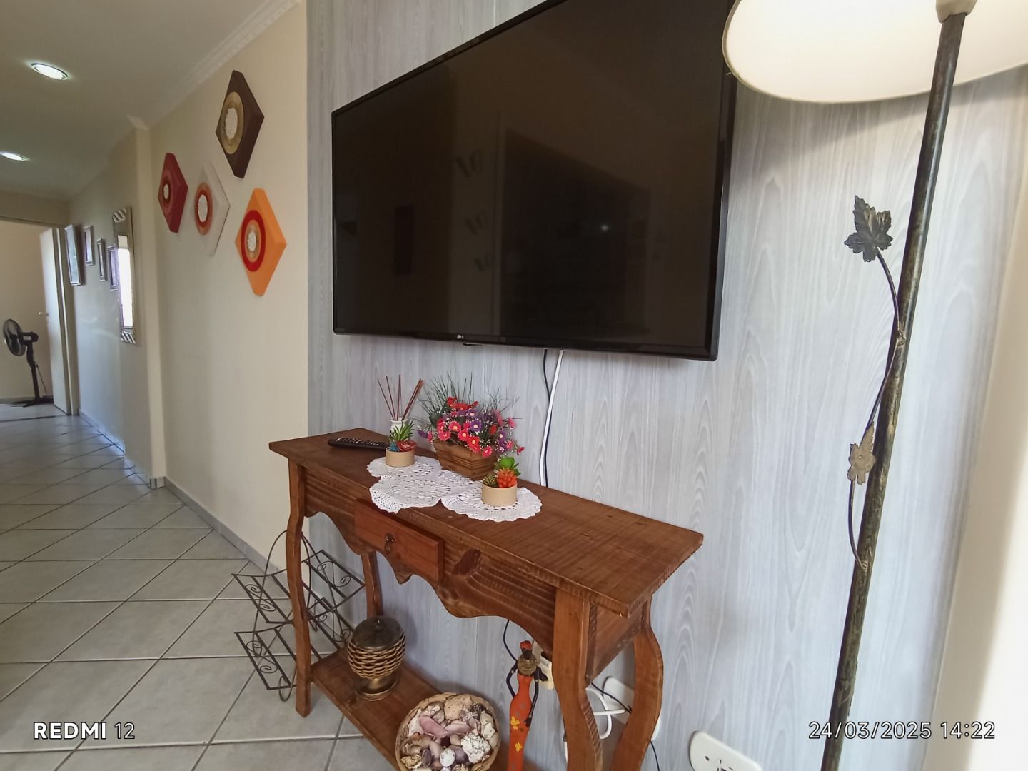 Apartamento no Balneário Stella Maris, em Peruíbe, com vista para o mar, 65 m², cozinha americana e localização privilegiada.