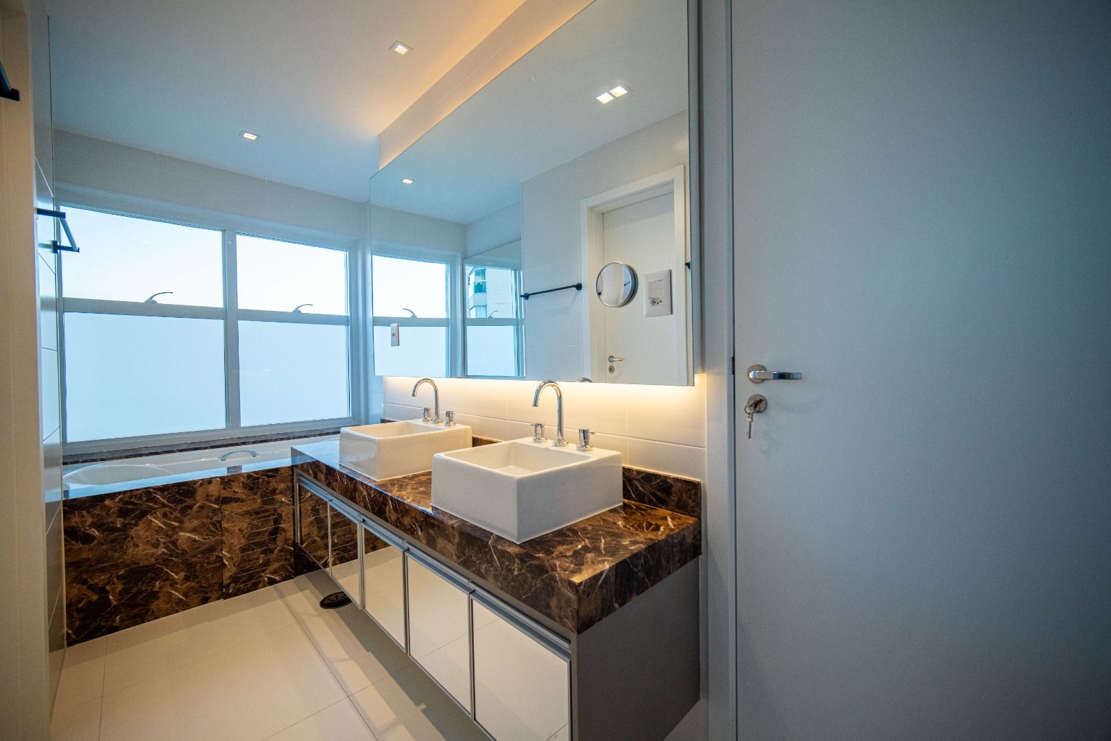 Apartamento em Alphaville Centro de Apoio I, Barueri, com 336 m², 5 suítes, piscina privativa, espaço gourmet, mobiliado e vista para o lago.