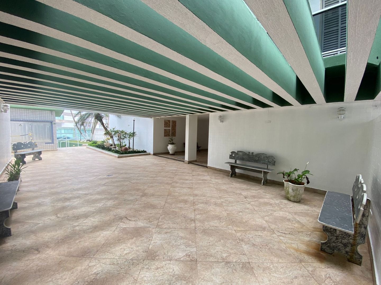 Apartamento na Estância Balneária Belmira Nova em Peruíbe com 3 dormitórios, sacada, vista para o mar e localização a 200 metros da praia.