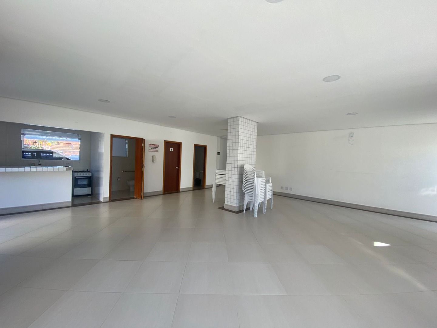 Apartamento no Centro de Peruíbe com 144 m², 3 dormitórios, varanda gourmet com vista para o mar e alto padrão.
