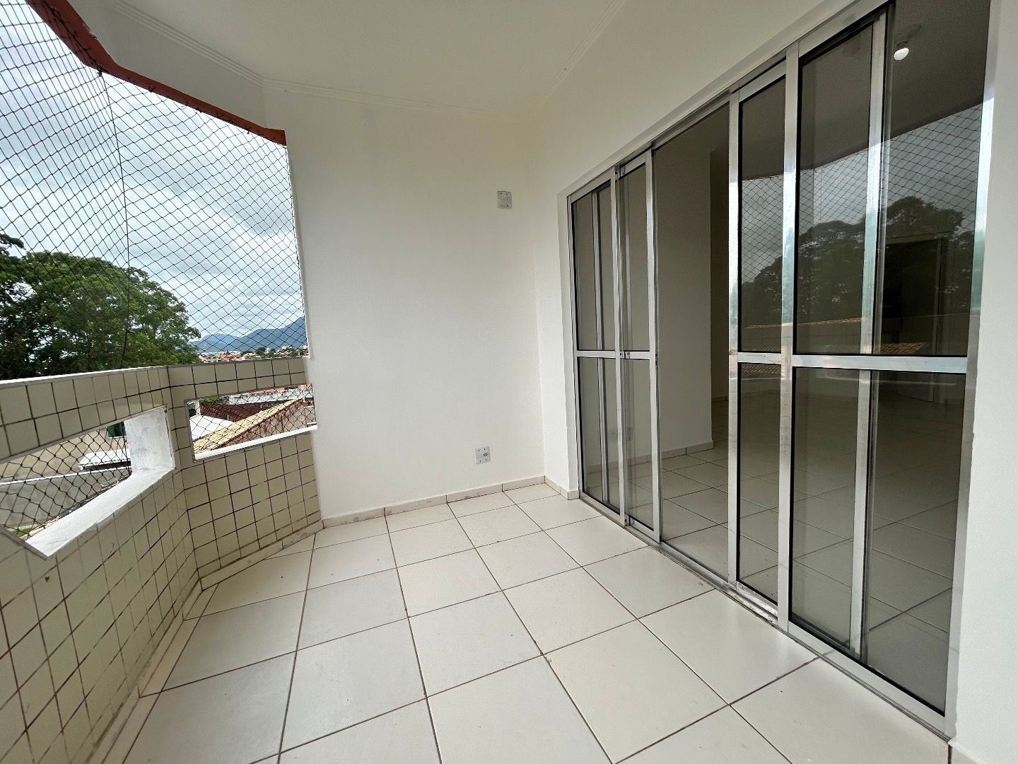 Apartamento no Balneário Três Marias, em Peruíbe, com 2 dormitórios, suíte, varanda integrada, condomínio com lazer e ótima localização.