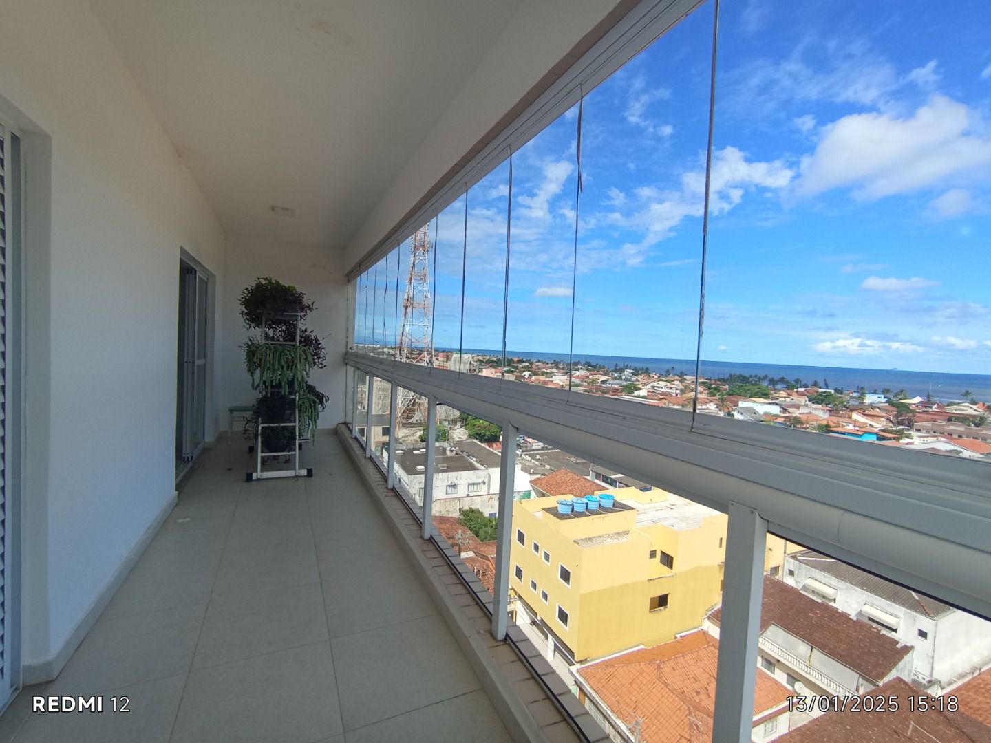 Apartamento duplex no Centro de Peruíbe com 280 m², 4 suítes, varanda gourmet, ofurô e vista permanente para o mar.