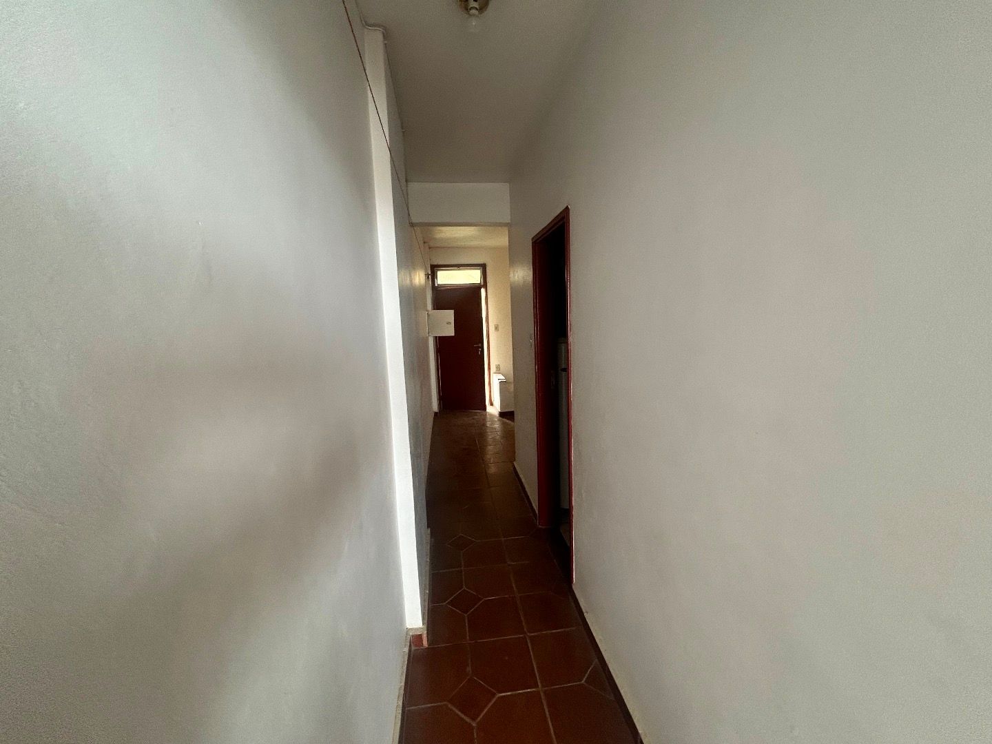 Apartamento no Centro de Peruíbe, com 43 m², 1 dormitório, varanda com vista para o mar e portaria 24 horas.