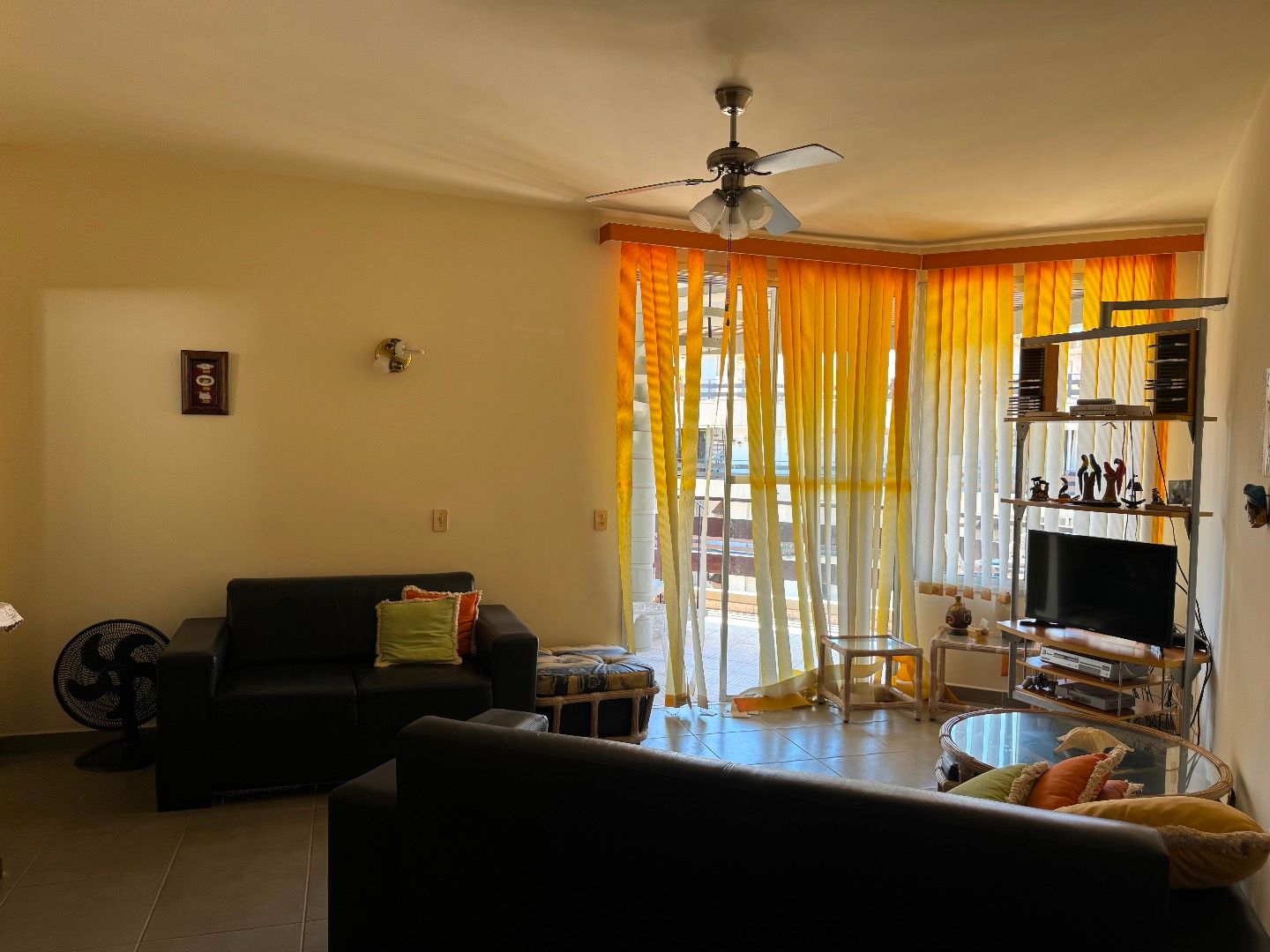 Cobertura no Balneário São João Batista, em Peruíbe, com 3 dormitórios, piscina privativa, sacada com vista para o mar e duas vagas de garagem.