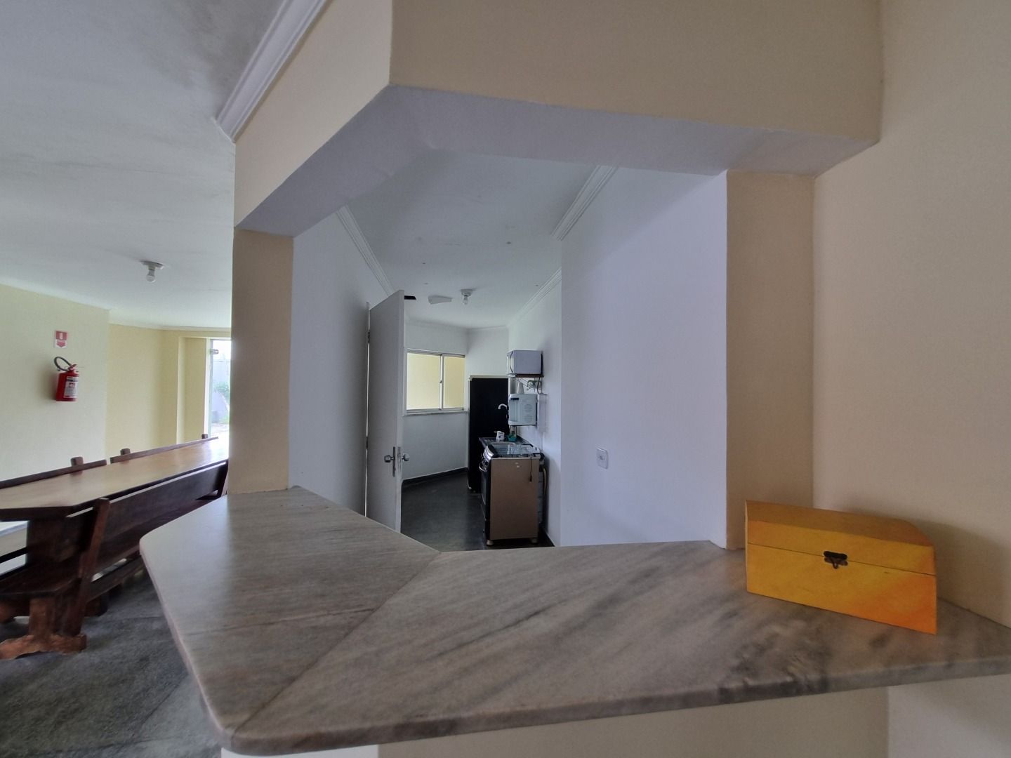 Cobertura na Estância Balneária Belmira Nova em Peruíbe com vista para o mar, sacada ampla, três dormitórios e localização a 200 metros da praia.