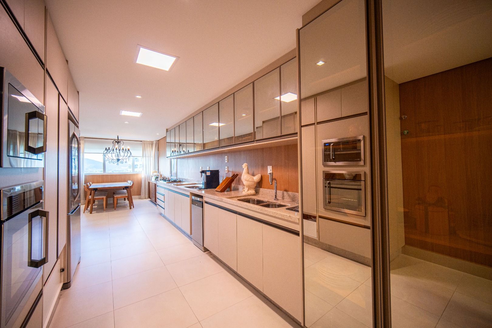 Apartamento em Alphaville Centro de Apoio I, Barueri, com 336 m², 5 suítes, piscina privativa, espaço gourmet, mobiliado e vista para o lago.