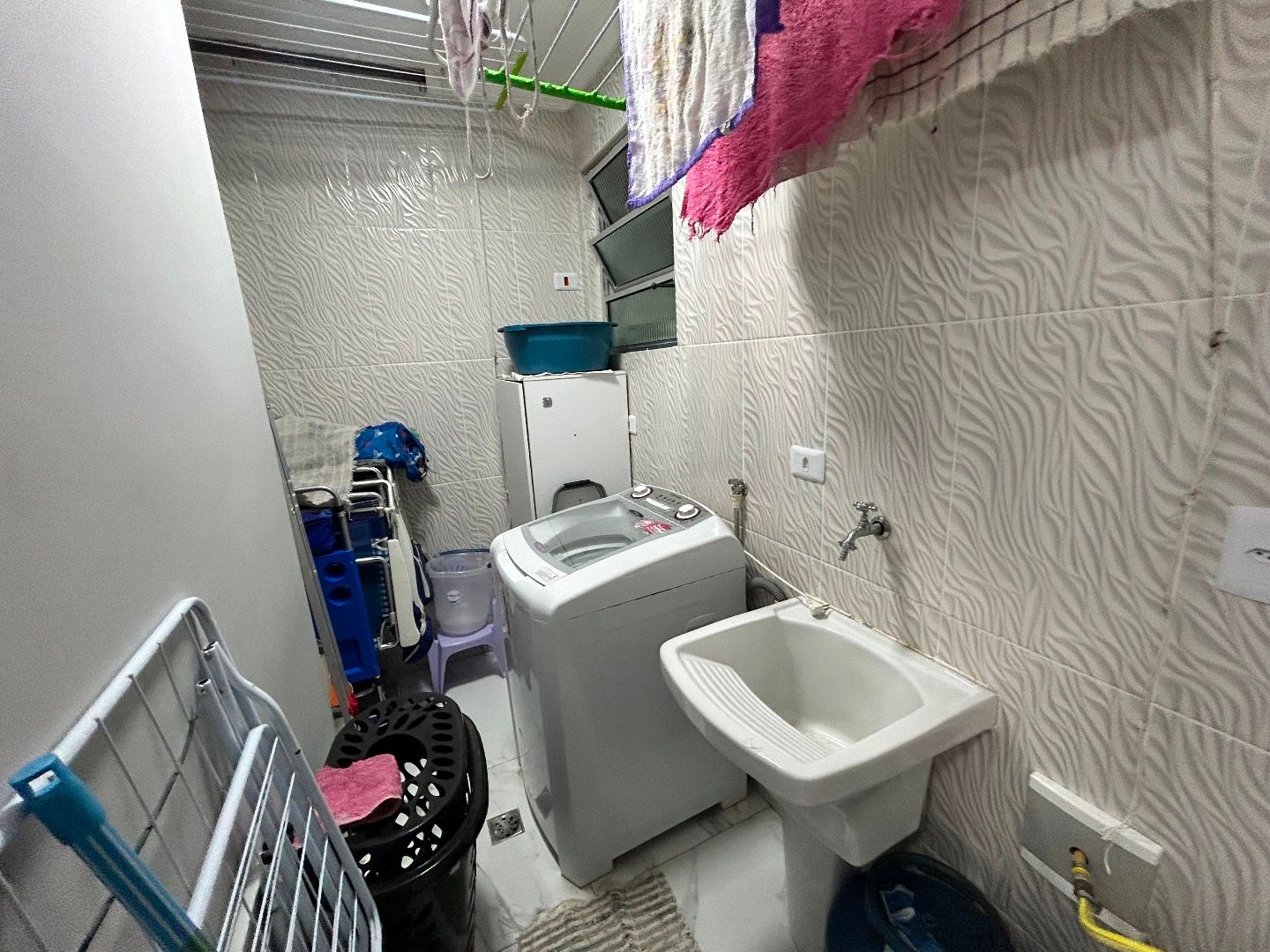 Apartamento no Centro de Peruíbe, com 129 m², 3 dormitórios, 2 suítes, ambientes integrados e vista para o mar.