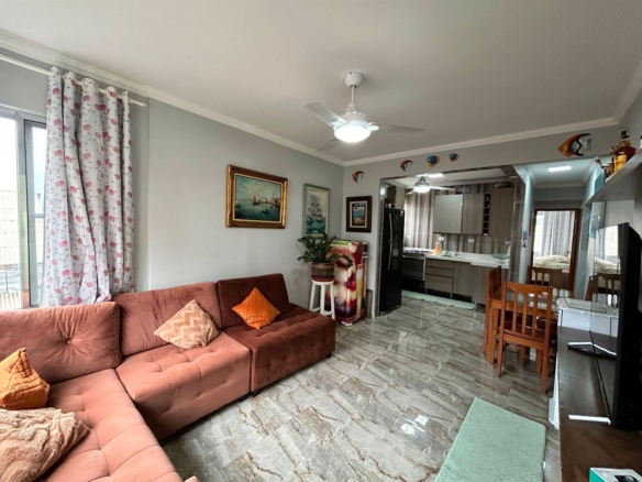 Apartamento no Centro de Peruíbe, com 129 m², 3 dormitórios, 2 suítes, ambientes integrados e vista para o mar.