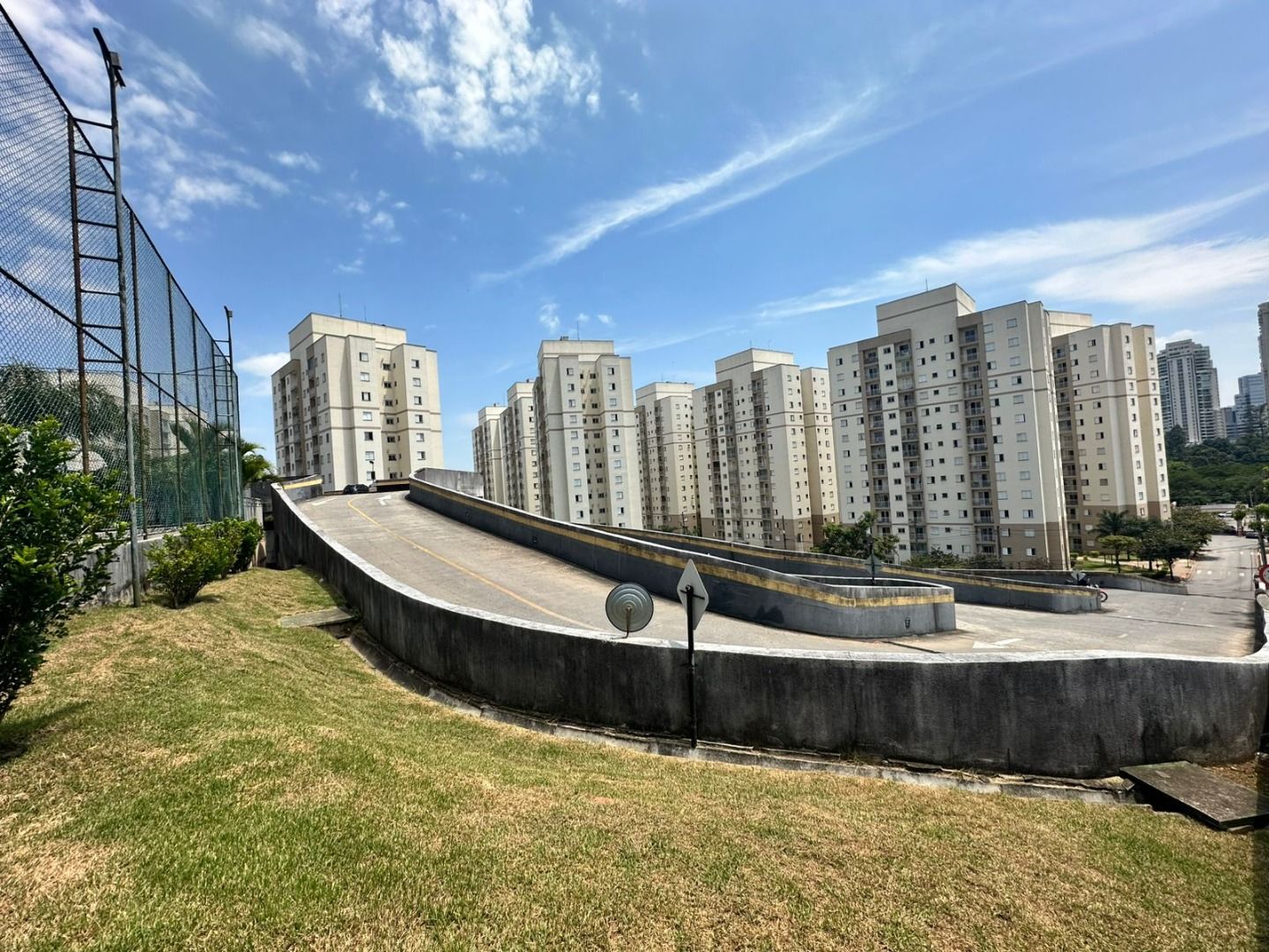 Apartamento no Condomínio Alphaview, em Barueri, com 83 m², suíte, sala ampliada, churrasqueira elétrica e 2 vagas.