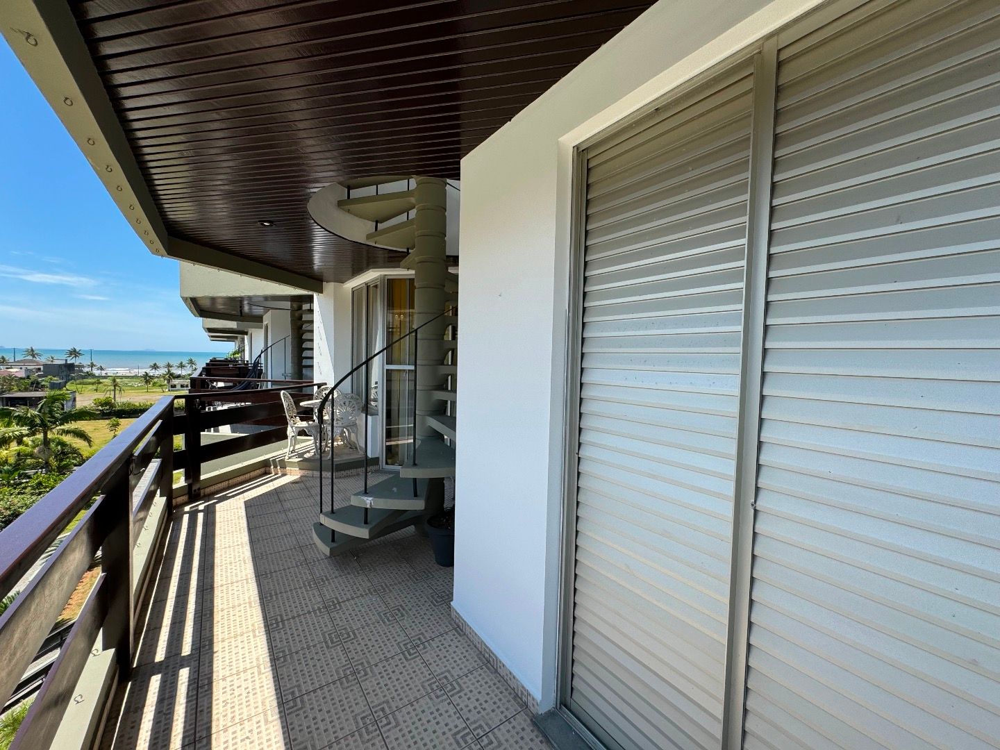 Cobertura no Balneário São João Batista, em Peruíbe, com 3 dormitórios, piscina privativa, sacada com vista para o mar e duas vagas de garagem.