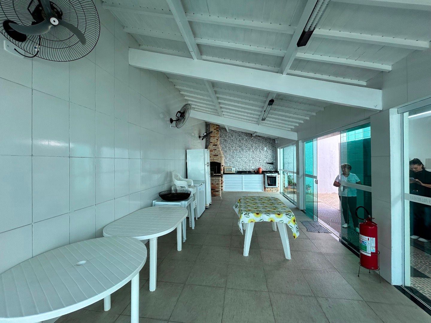 Apartamento na Balneário Stella Maris com 98 m², suíte, varanda, condomínio com piscina e a 500 metros da praia.