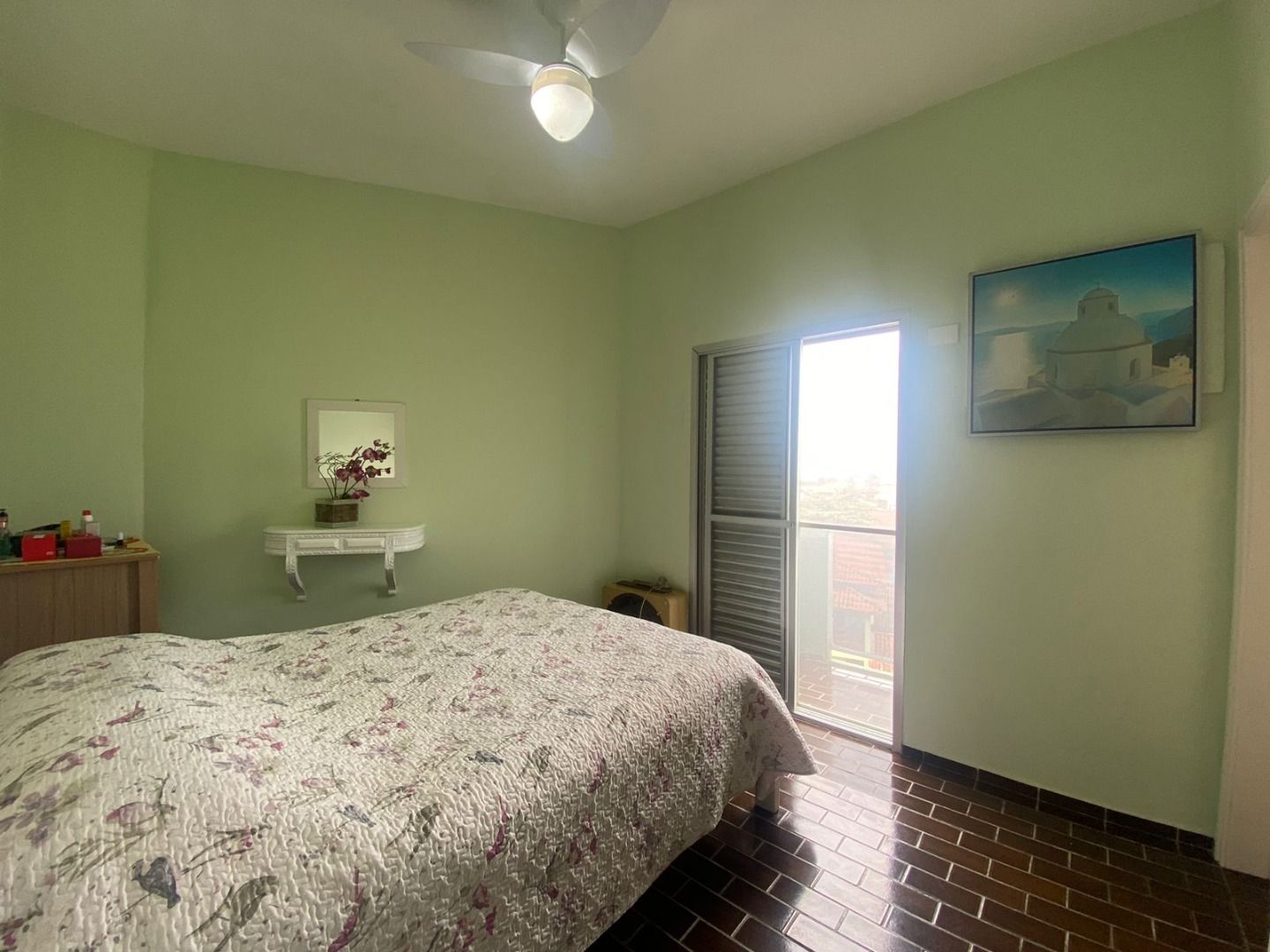 Apartamento na Estância Balneária Belmira Nova em Peruíbe com 3 dormitórios, sacada, vista para o mar e localização a 200 metros da praia.