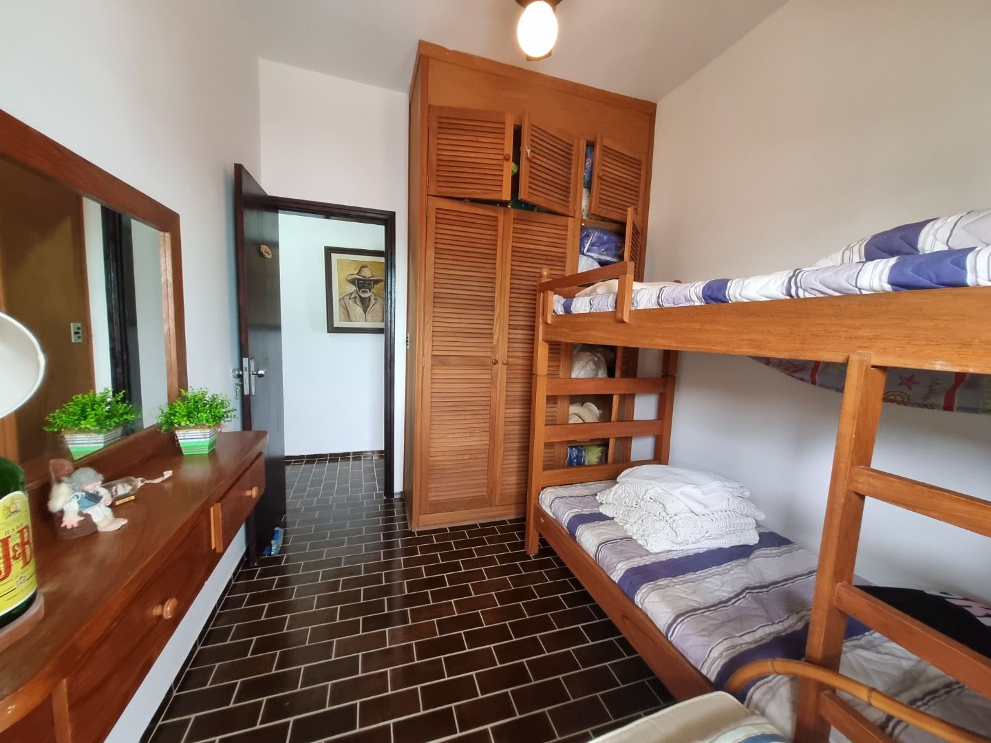 Cobertura na Estância Balneária Belmira Nova em Peruíbe com vista para o mar, sacada ampla, três dormitórios e localização a 200 metros da praia.