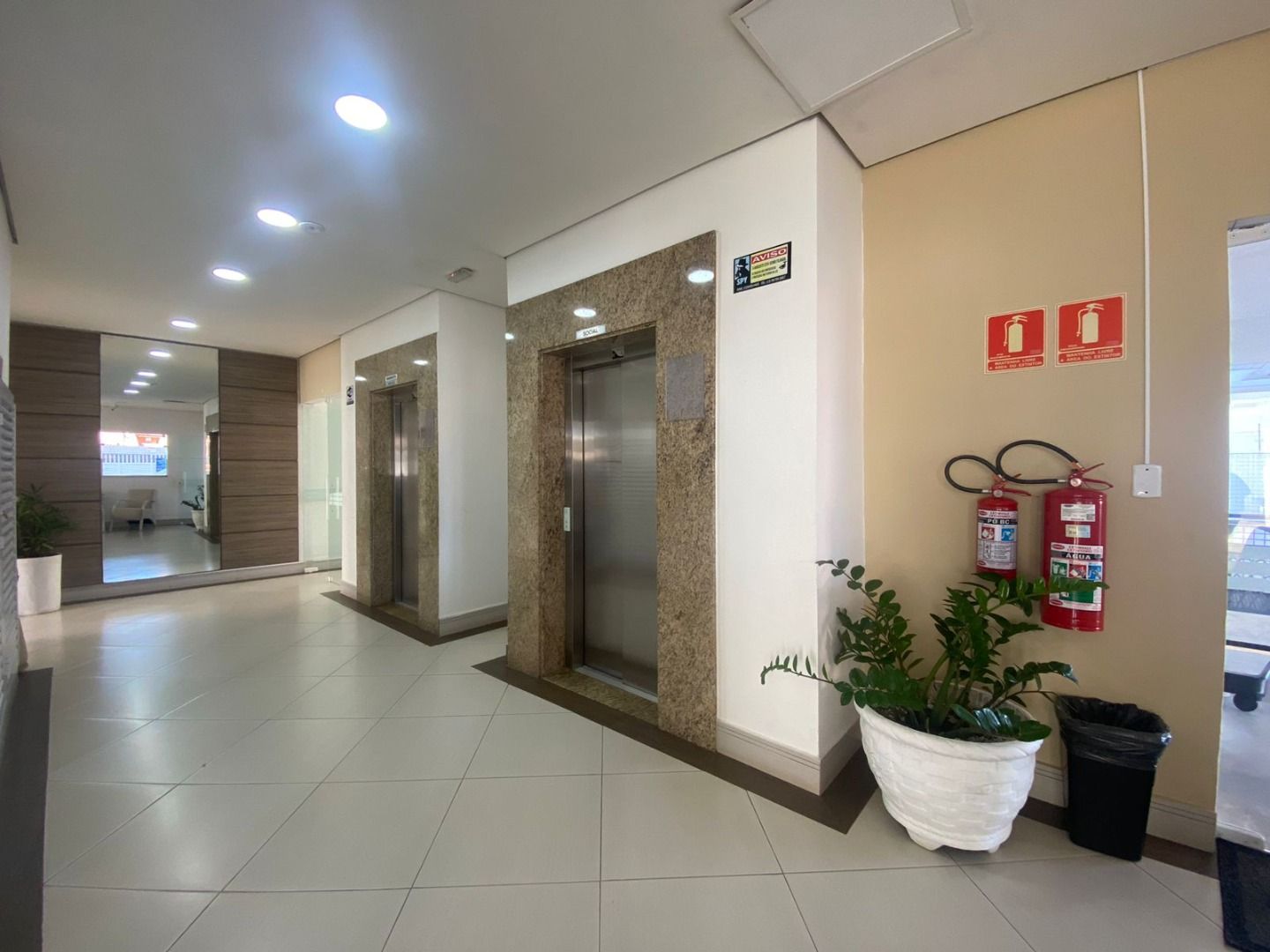 Apartamento no Centro de Peruíbe com 144 m², 3 dormitórios, varanda gourmet com vista para o mar e alto padrão.