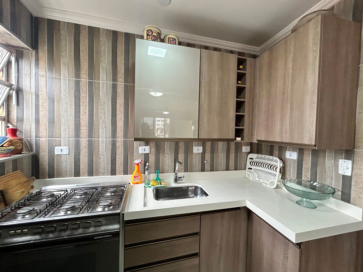 Apartamento no Centro de Peruíbe, com 129 m², 3 dormitórios, 2 suítes, ambientes integrados e vista para o mar.