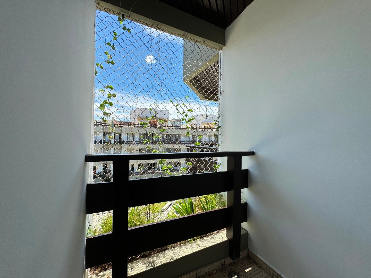 Cobertura no Balneário São João Batista, em Peruíbe, com 3 dormitórios, piscina privativa, sacada com vista para o mar e duas vagas de garagem.