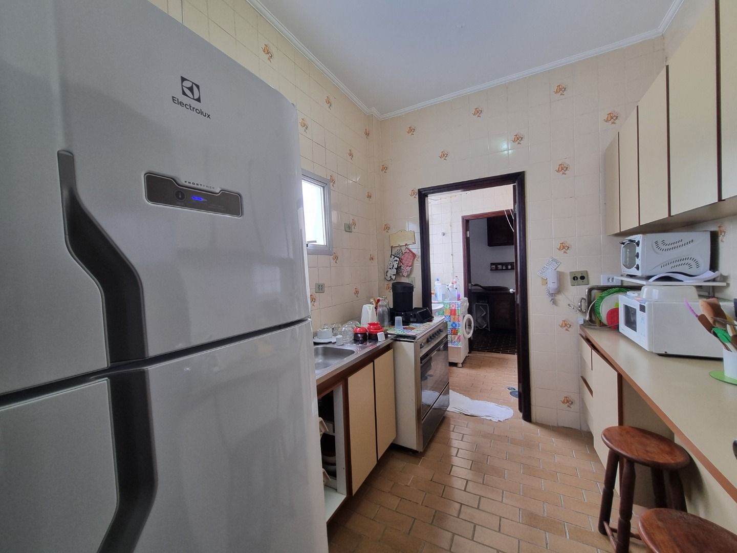 Cobertura na Estância Balneária Belmira Nova em Peruíbe com vista para o mar, sacada ampla, três dormitórios e localização a 200 metros da praia.