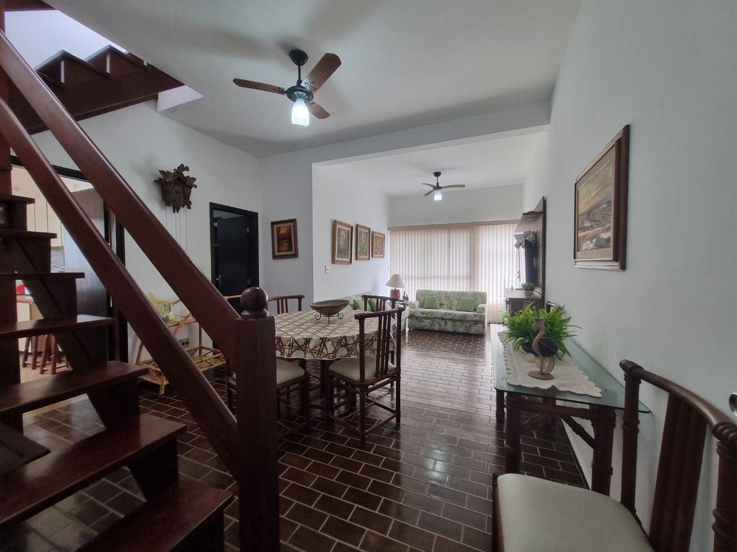 Cobertura na Estância Balneária Belmira Nova em Peruíbe com vista para o mar, sacada ampla, três dormitórios e localização a 200 metros da praia.