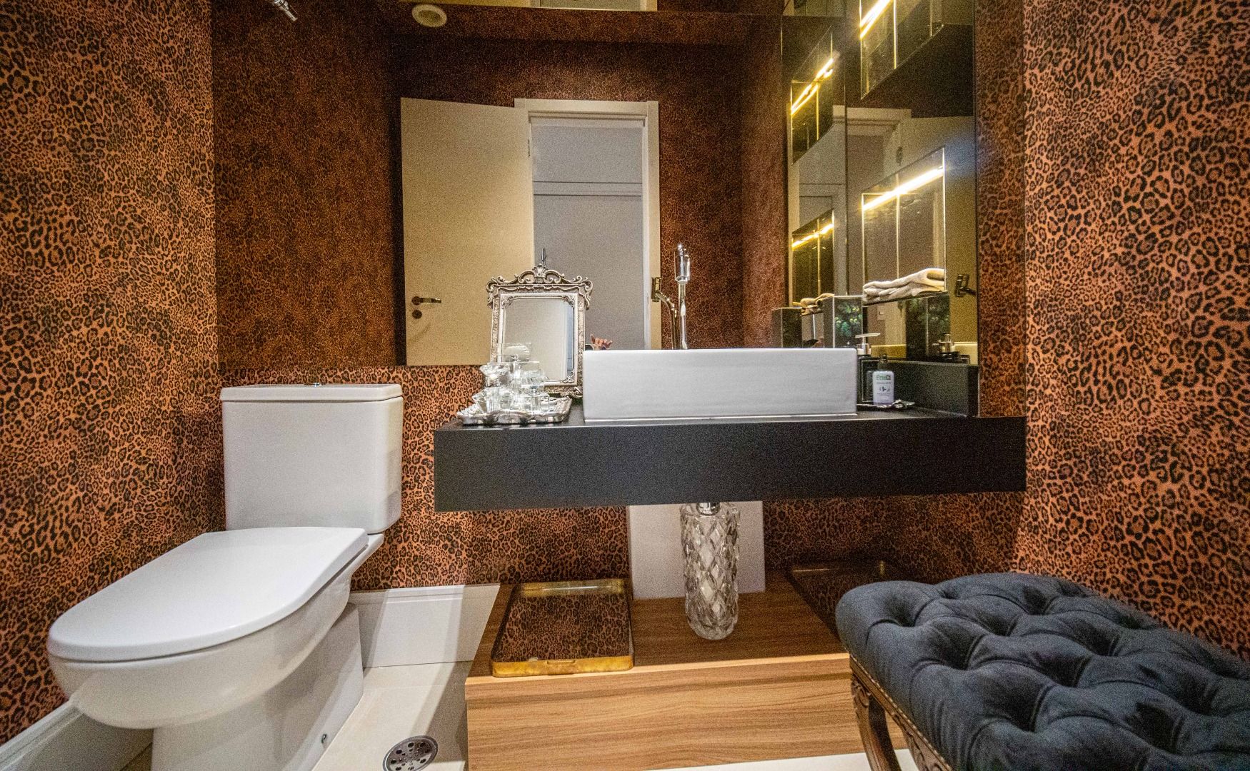 Apartamento em Alphaville Centro de Apoio I, Barueri, com 336 m², 5 suítes, piscina privativa, espaço gourmet, mobiliado e vista para o lago.