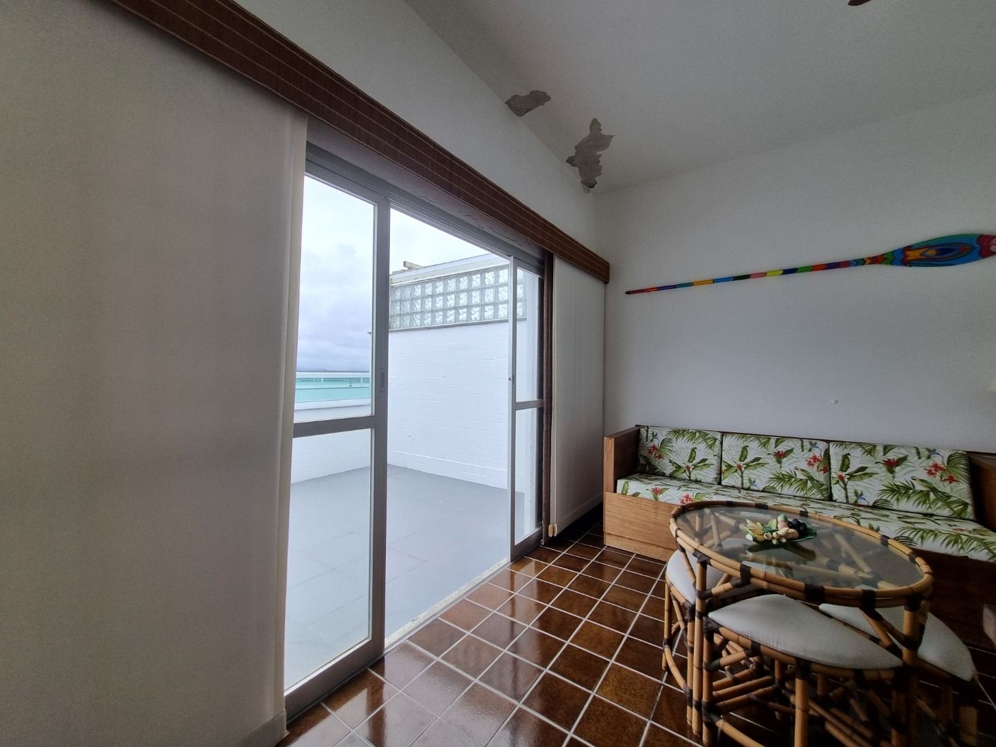 Cobertura na Estância Balneária Belmira Nova em Peruíbe com vista para o mar, sacada ampla, três dormitórios e localização a 200 metros da praia.