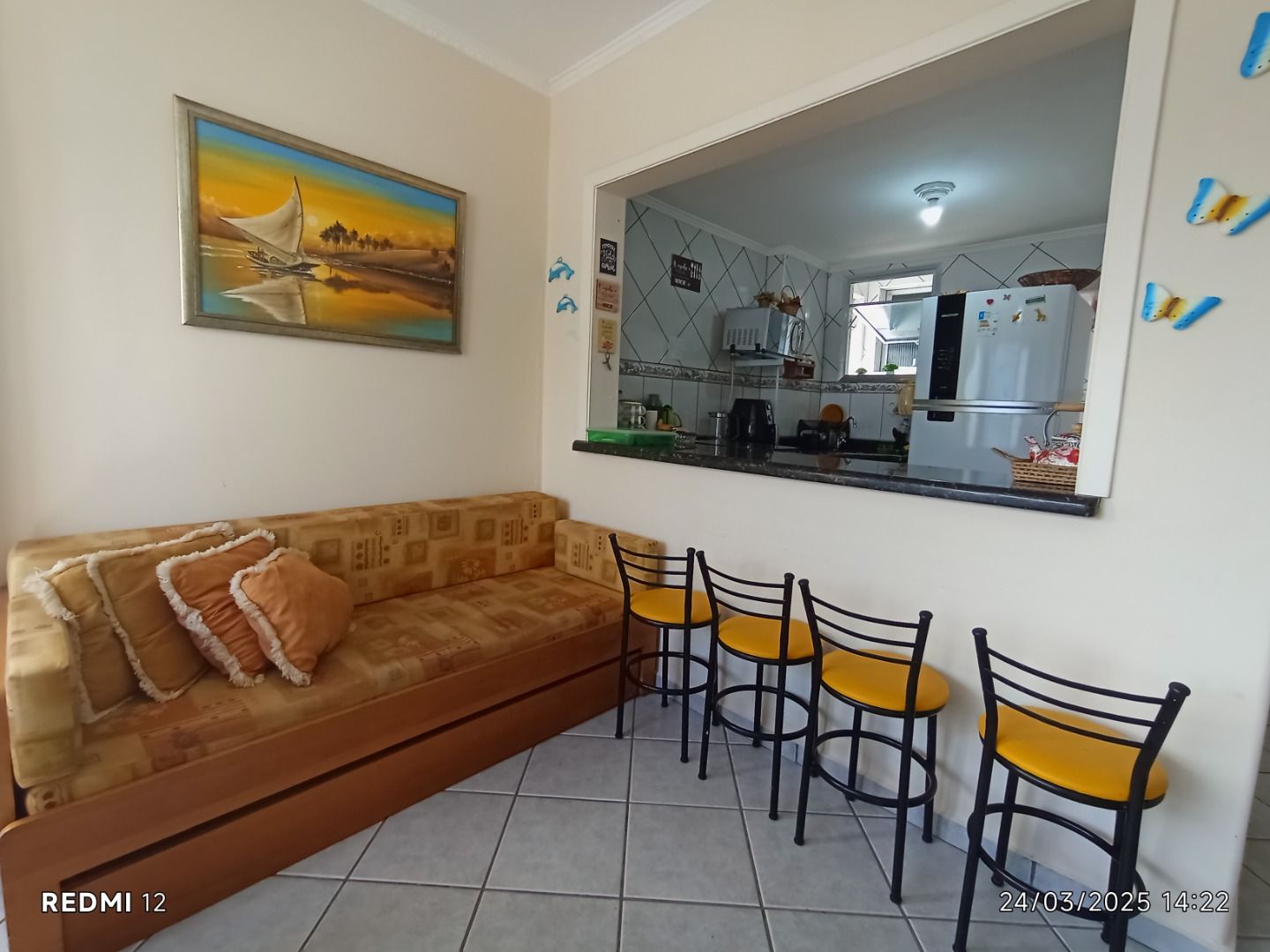 Apartamento no Balneário Stella Maris, em Peruíbe, com vista para o mar, 65 m², cozinha americana e localização privilegiada.