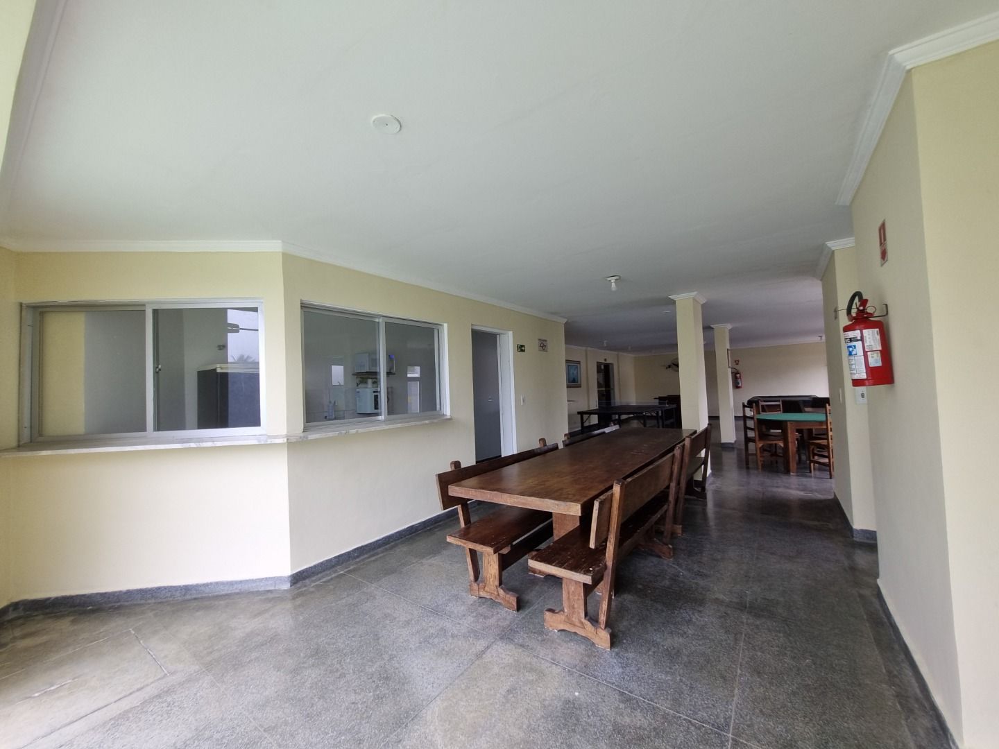 Cobertura na Estância Balneária Belmira Nova em Peruíbe com vista para o mar, sacada ampla, três dormitórios e localização a 200 metros da praia.