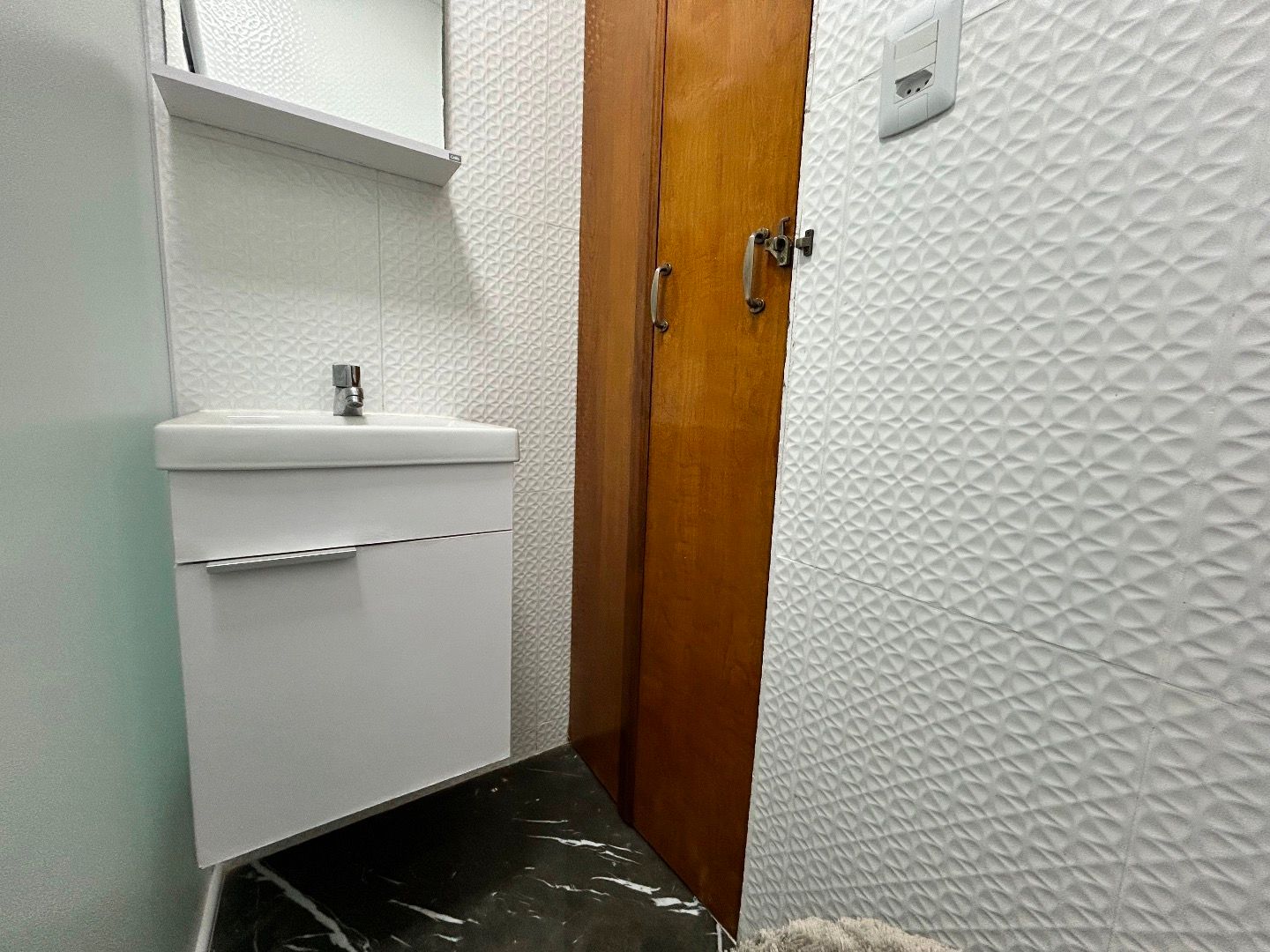 Apartamento no Centro de Peruíbe, com 129 m², 3 dormitórios, 2 suítes, ambientes integrados e vista para o mar.