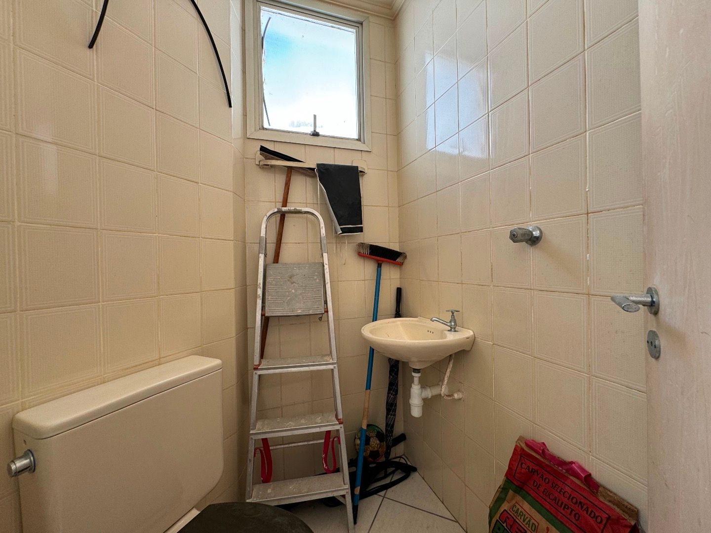 Cobertura no Balneário São João Batista, em Peruíbe, com 3 dormitórios, piscina privativa, sacada com vista para o mar e duas vagas de garagem.