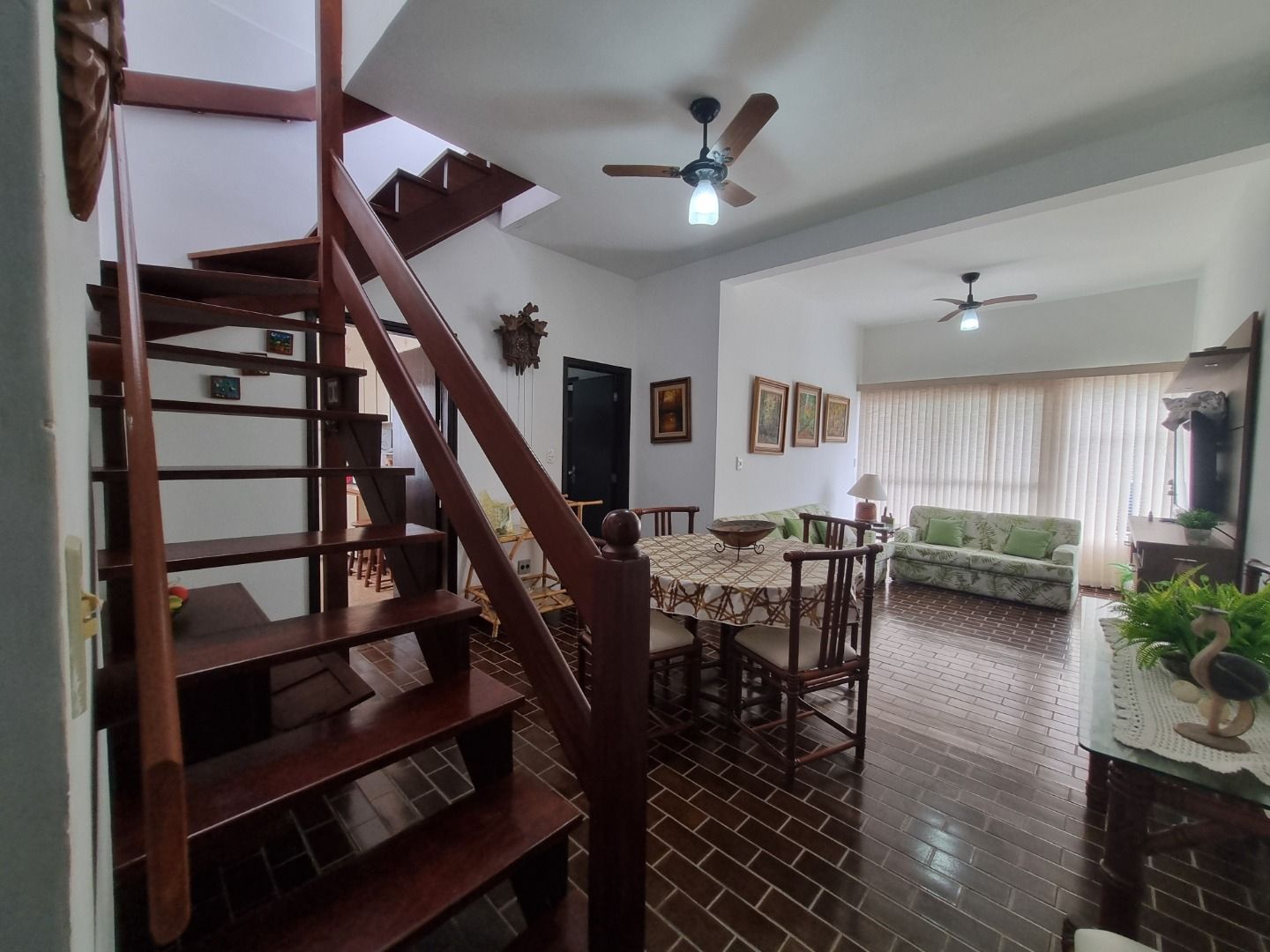 Cobertura na Estância Balneária Belmira Nova em Peruíbe com vista para o mar, sacada ampla, três dormitórios e localização a 200 metros da praia.