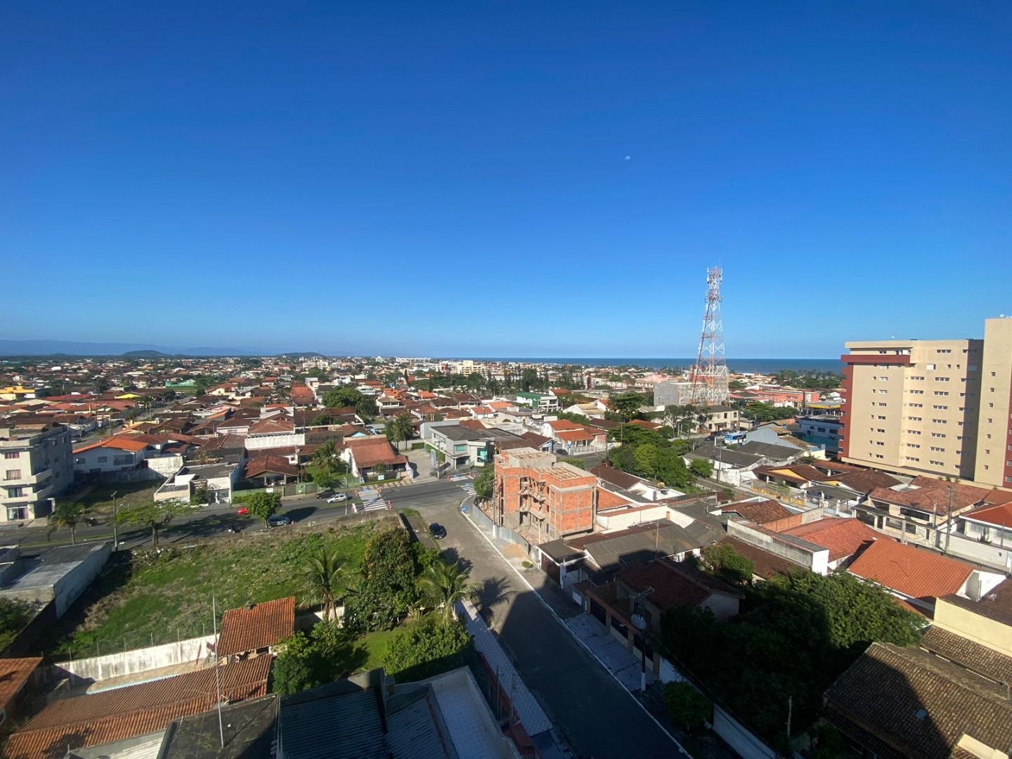 Apartamento no Centro de Peruíbe com 144 m², 3 dormitórios, varanda gourmet com vista para o mar e alto padrão.