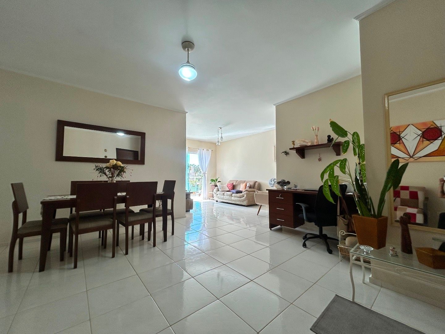 Apartamento na Balneário Stella Maris com 98 m², suíte, varanda, condomínio com piscina e a 500 metros da praia.